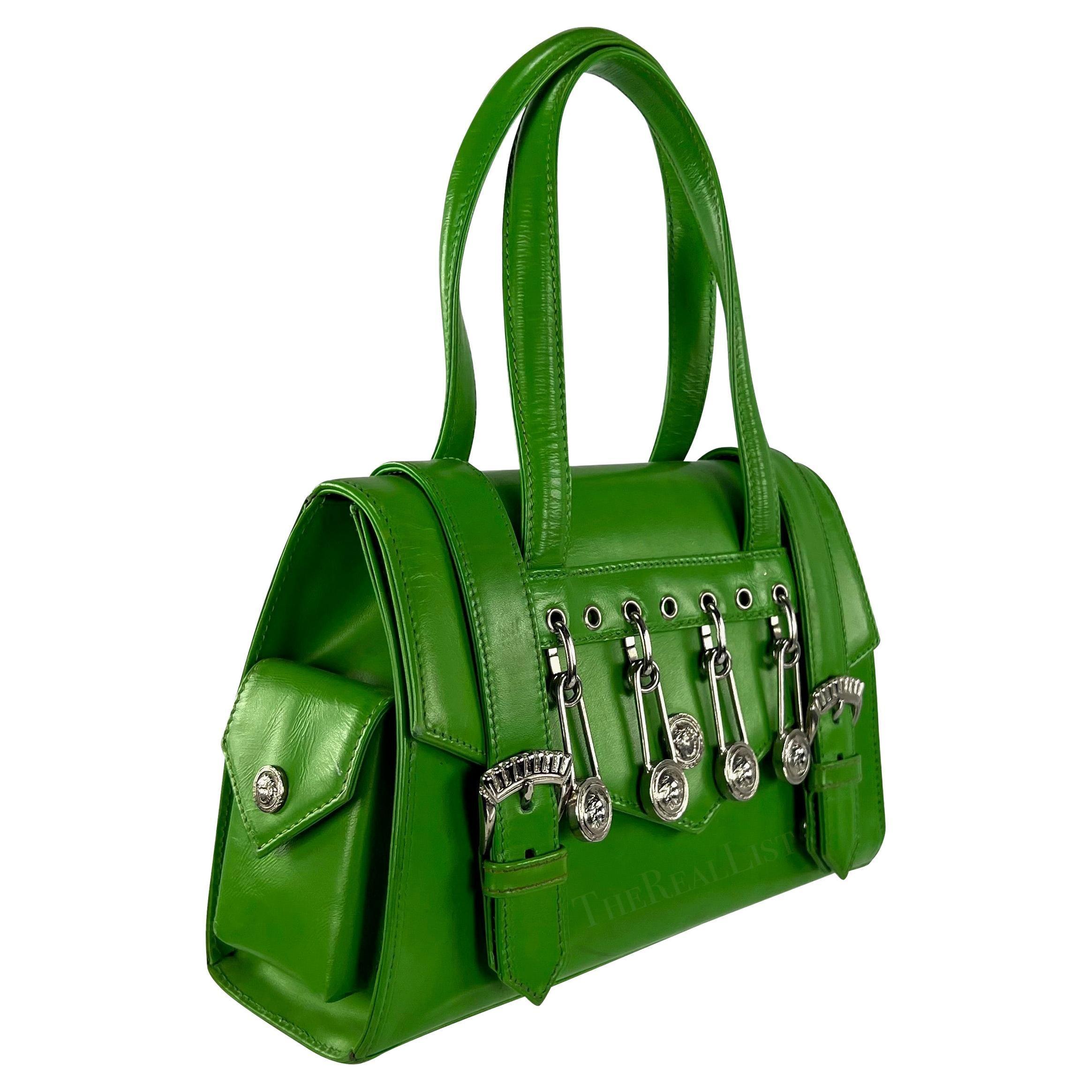 Voici un fabuleux mini sac à épingles à nourrice vert vif de Gianni Versace, conçu par Gianni Versace. Cette création légendaire de la Collection S/S 1994 de Gianni Versace est à jamais associée à la robe emblématique 