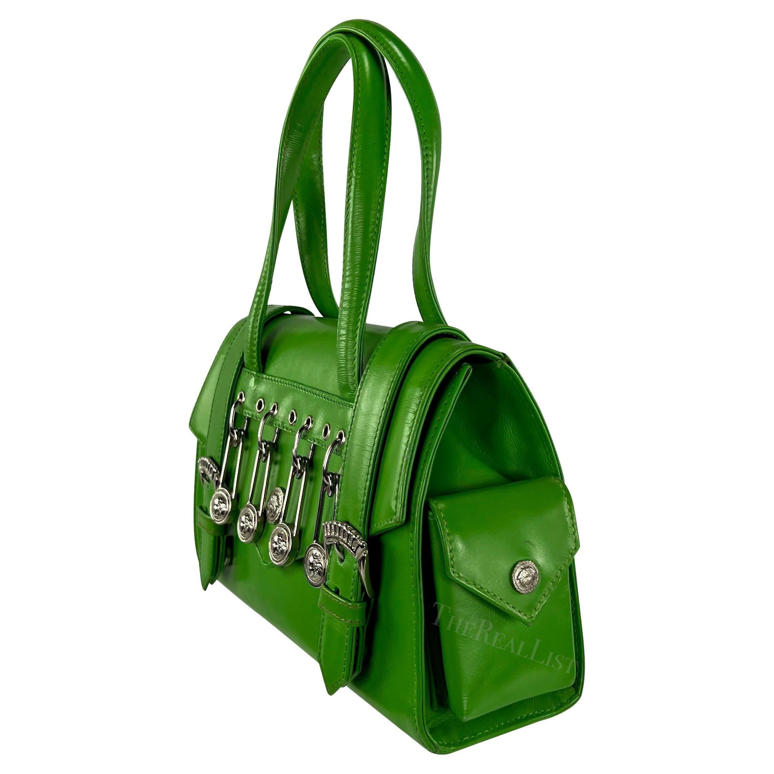 Vert S/S 1994 - Gianni Versace - Mini sac à épingles de sécurité en cuir vert vintage en vente