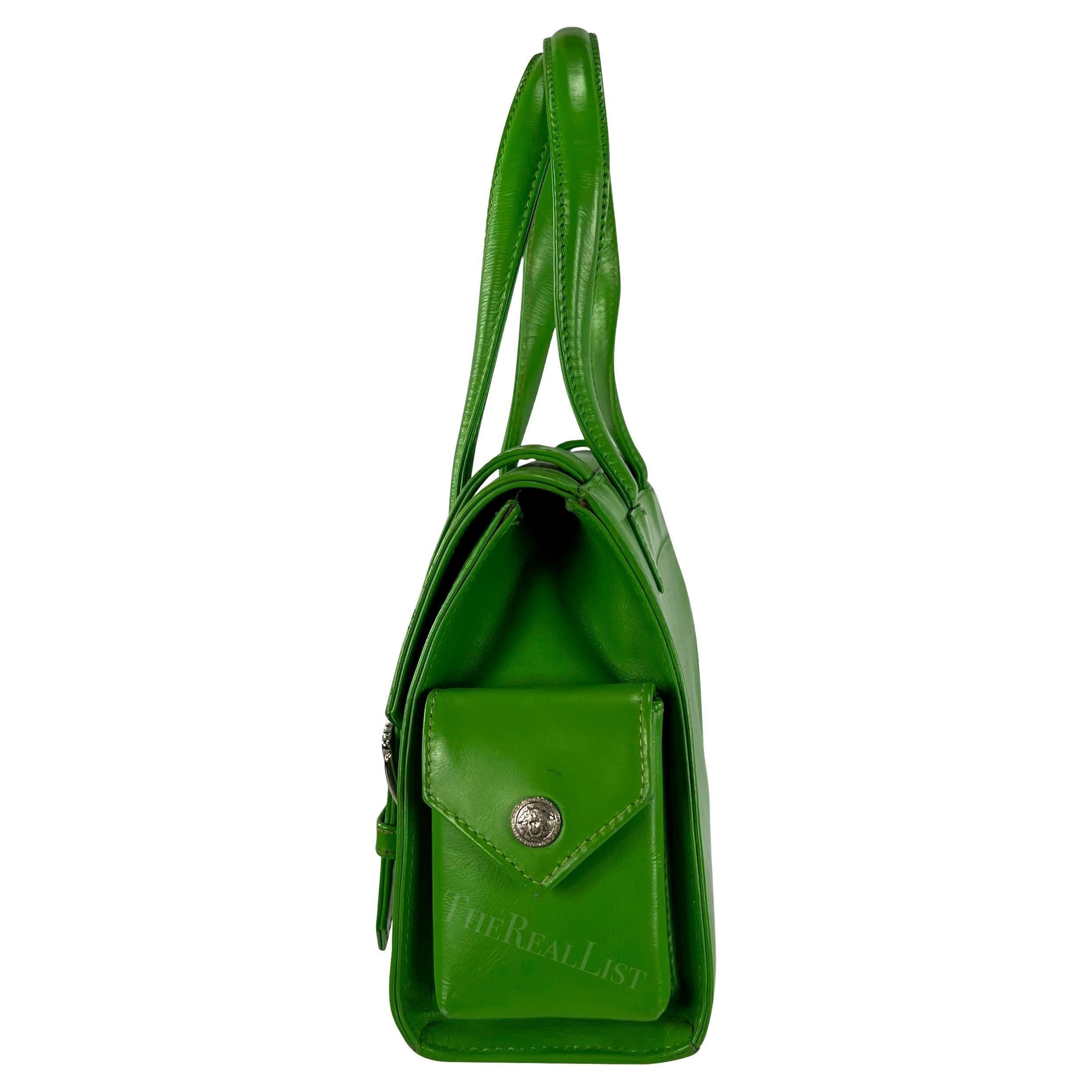 S/S 1994 - Gianni Versace - Mini sac à épingles de sécurité en cuir vert vintage Bon état - En vente à West Hollywood, CA