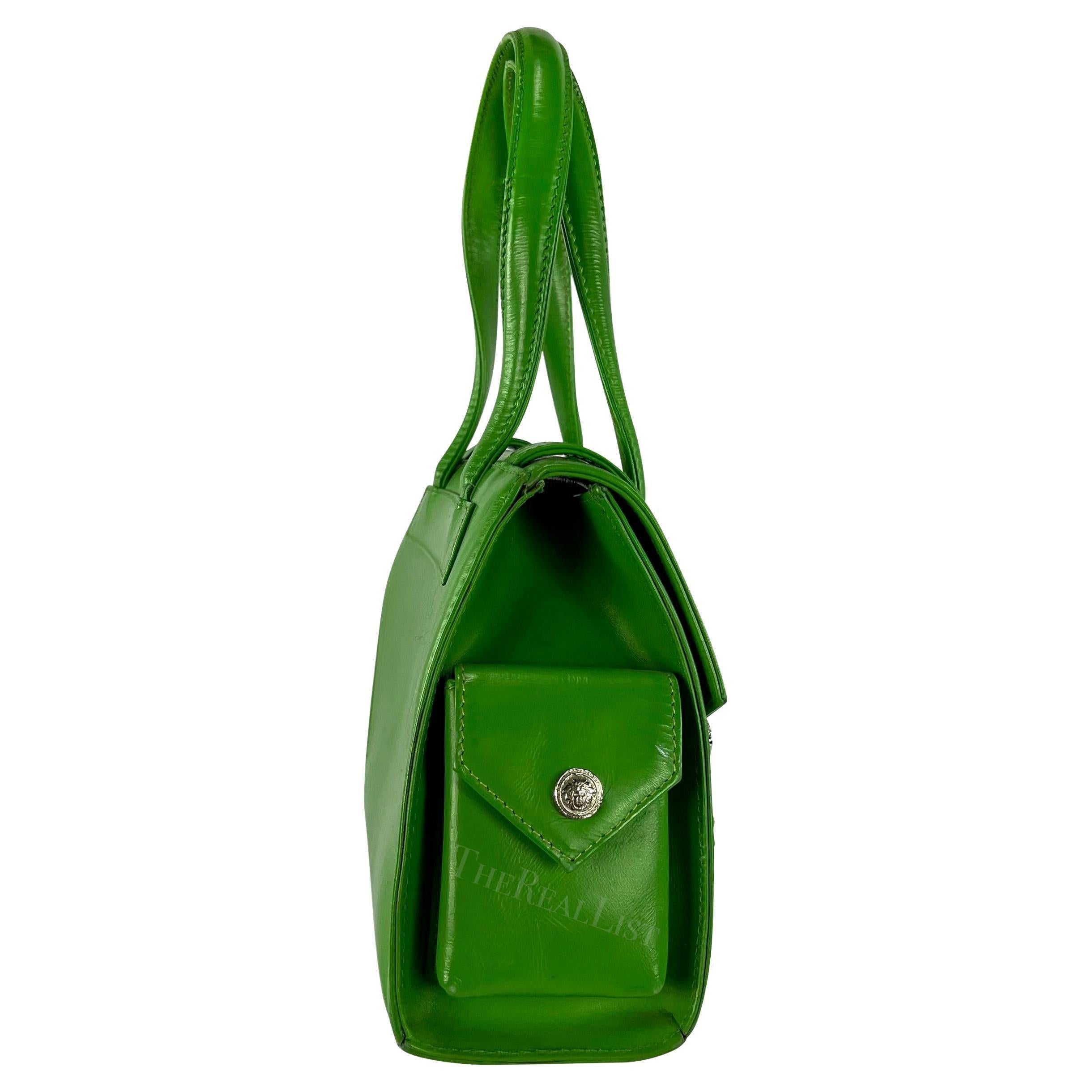 S/S 1994 - Gianni Versace - Mini sac à épingles de sécurité en cuir vert vintage en vente 3