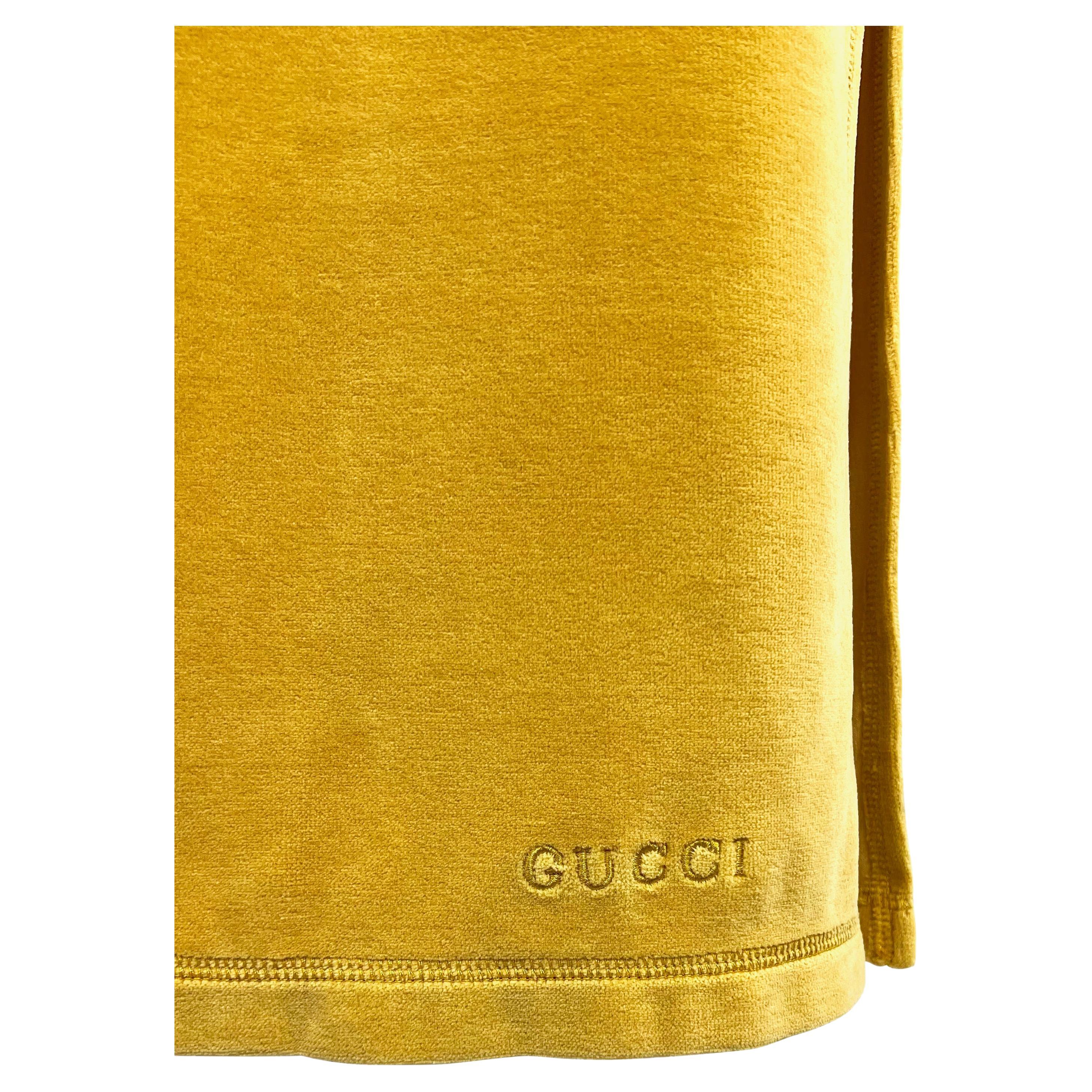 F/S 1994 Gucci Marigold Samt Terry Tuch Full Length Logo besticktes Kleid in voller Länge (Gelb) im Angebot