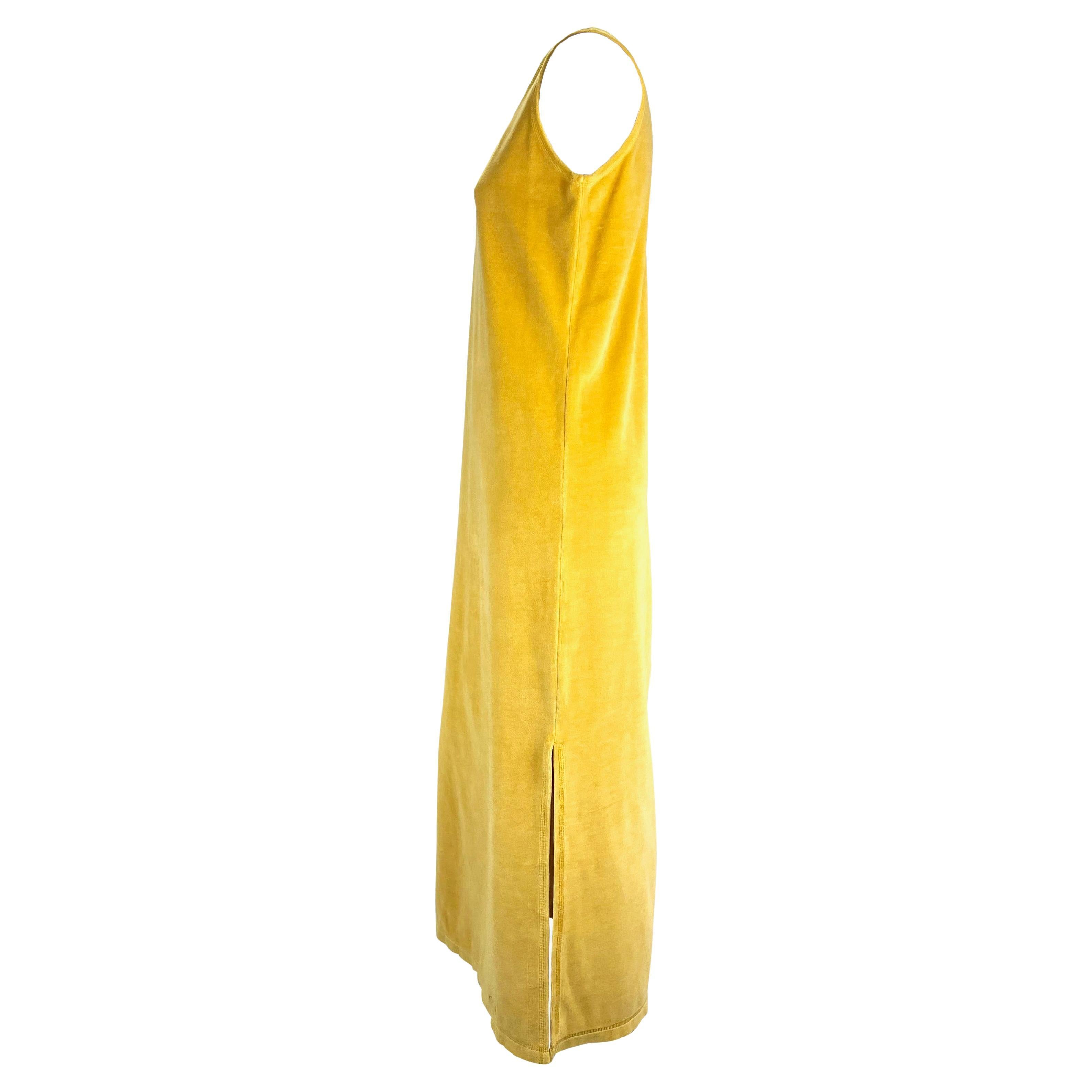 F/S 1994 Gucci Marigold Samt Terry Tuch Full Length Logo besticktes Kleid in voller Länge im Zustand „Gut“ im Angebot in West Hollywood, CA