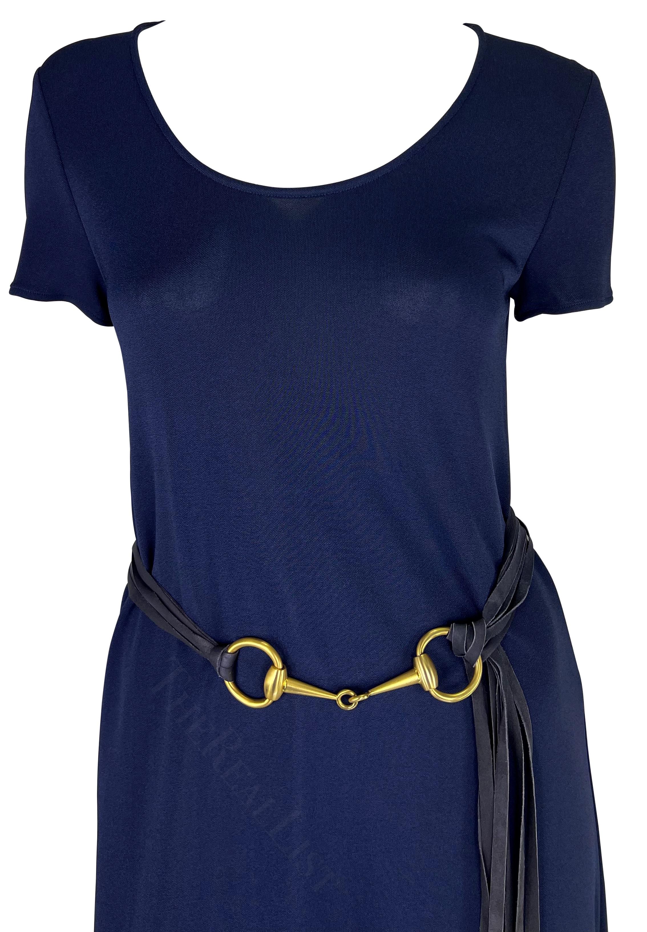 Wir präsentieren ein wunderschönes navyfarbenes Strickkleid von Gucci. Dieses Kleid aus der Frühjahr/Sommer-Kollektion 1994 hat kurze Ärmel, einen Rundhalsausschnitt und ist mit einem großen, passenden goldfarbenen Pferdegebiss-Gürtel versehen. Der