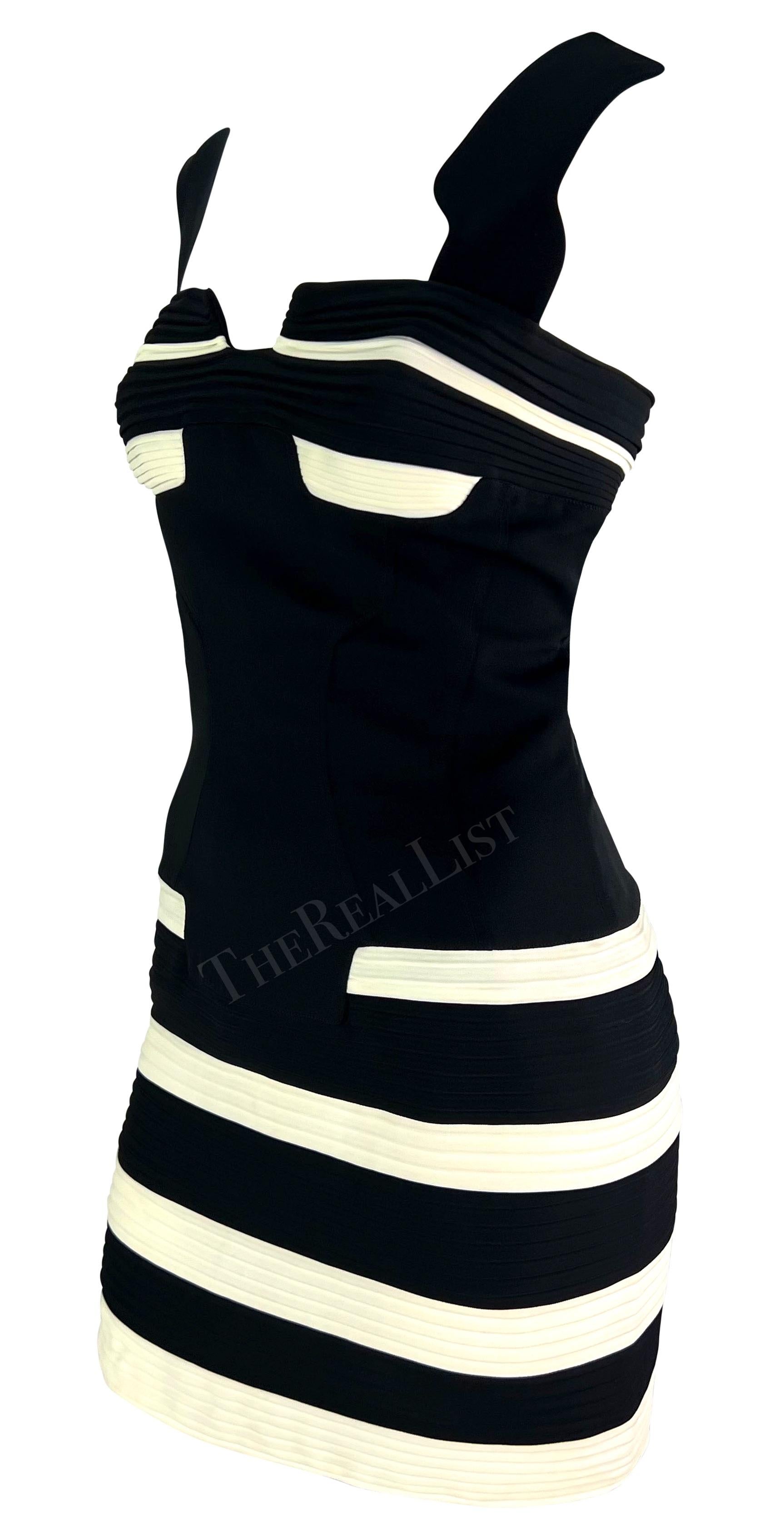 F/S 1994 Thierry Mugler Laufsteg Schwarz-Weiß Akkordeonfalten-Bodycon-Minikleid im Angebot 1