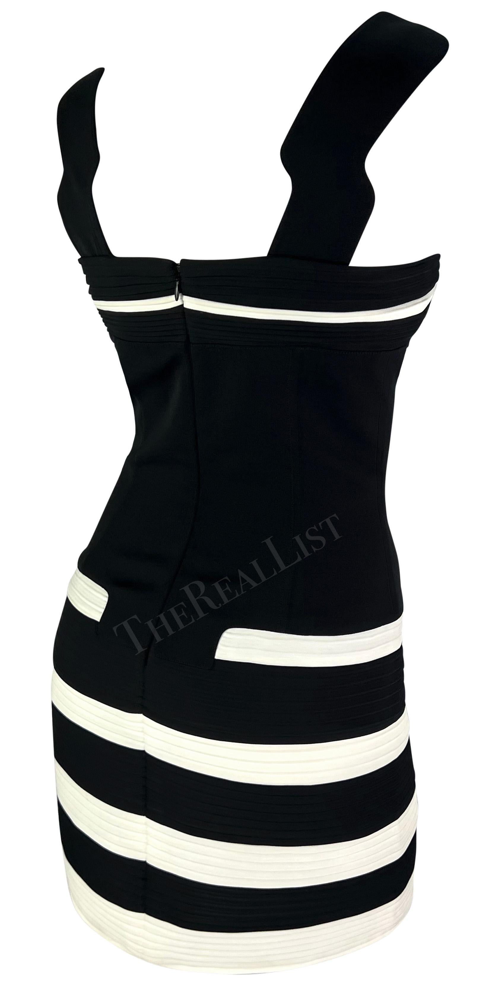 F/S 1994 Thierry Mugler Laufsteg Schwarz-Weiß Akkordeonfalten-Bodycon-Minikleid im Angebot 4