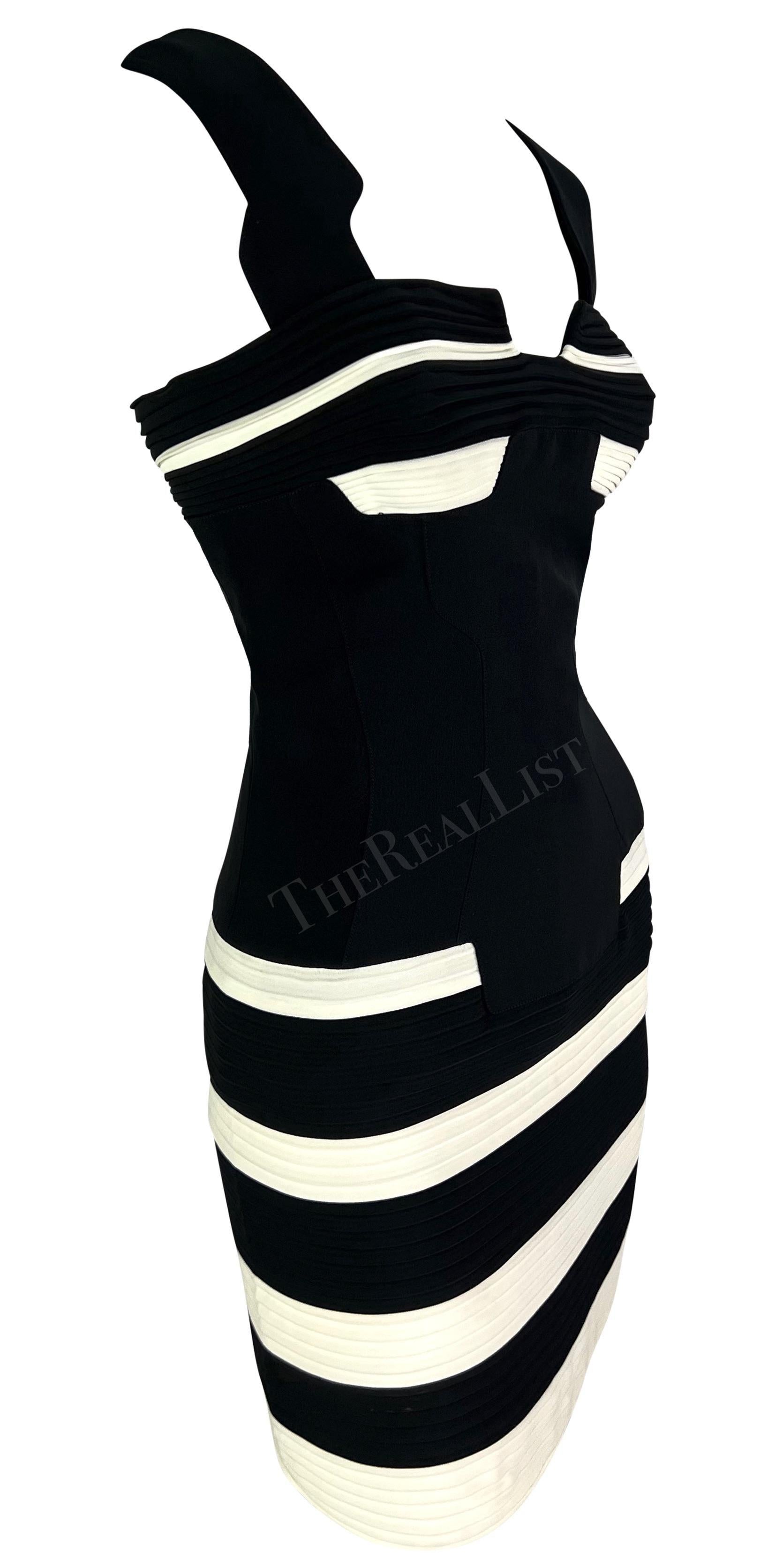 F/S 1994 Thierry Mugler Laufsteg Schwarz-Weiß Akkordeonfalten-Bodycon-Minikleid im Angebot 5