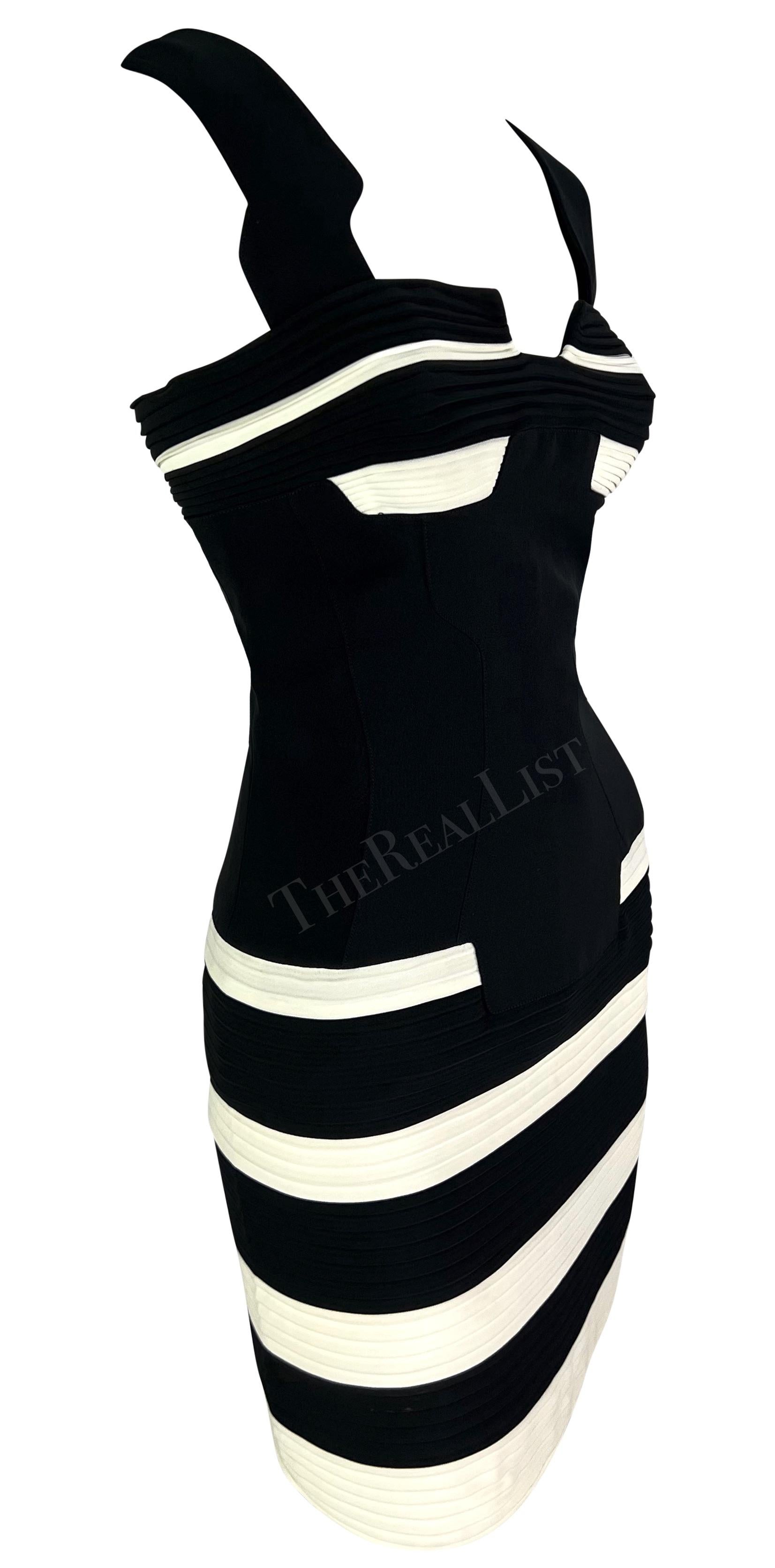 Mini-robe moulante noire et blanche à plis accordéon Thierry Mugler défilé P/E 1994 en vente 5