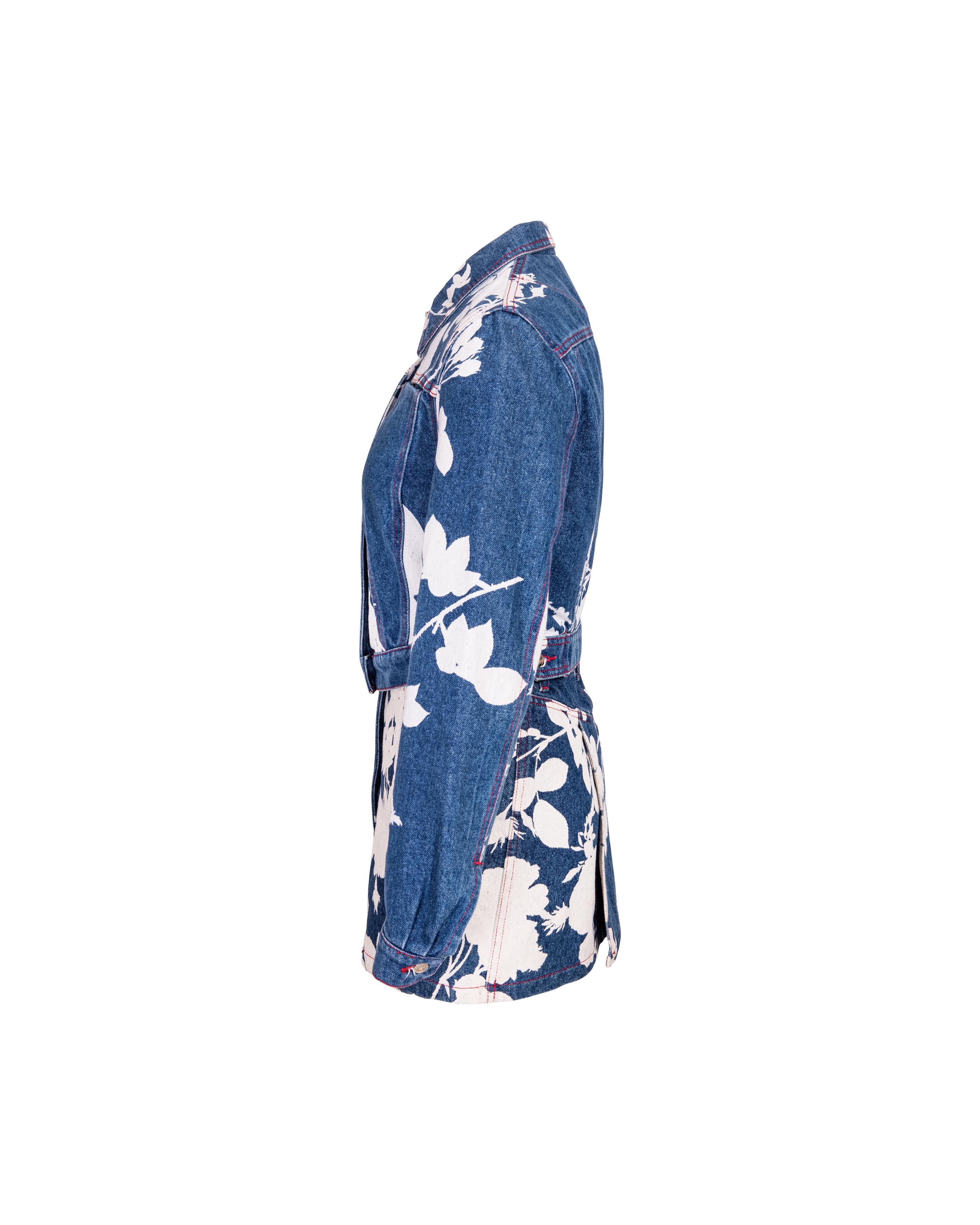 Ensemble jupe en denim de la Collection S/S 1994 de Vivienne Westwood 'Cafe Society', avec motif floral blanchi sur toute la longueur. La veste en denim de coton à col boutonné et à manches longues s'associe à la mini-jupe en denim assortie. La