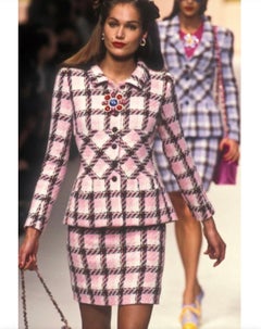 Chanel, Frühjahr/Sommer 1995: Rosa, mehrfarbiger Tweed-Karo-Rock im Barbie-Stil