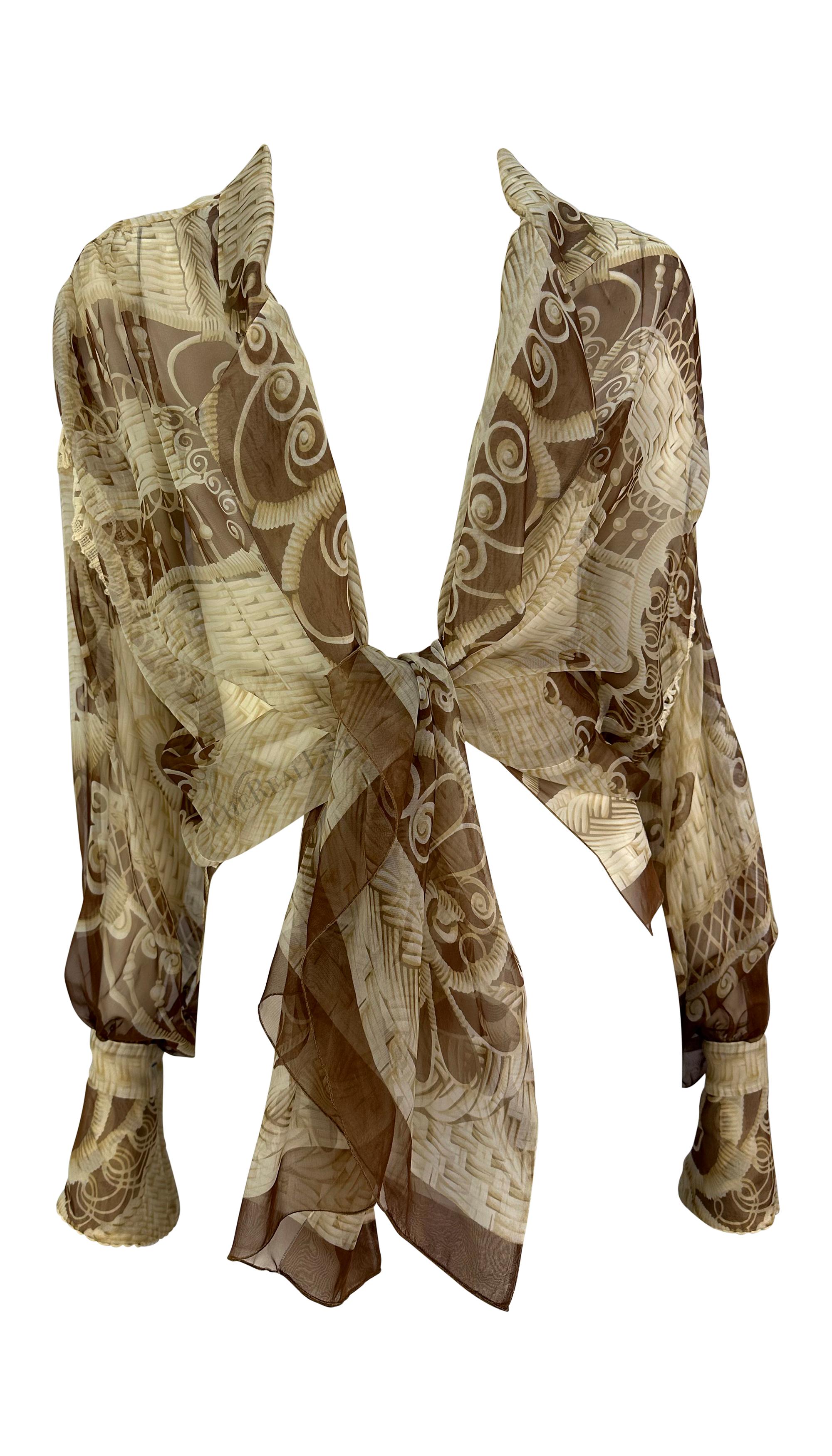 Aus der Frühjahr/Sommer-Kollektion 1995 wurde diese hellbraune, durchsichtige Monogram-Bluse von Christian Dior, entworfen von Gianfranco Ferré, auf dem Laufsteg präsentiert, modelliert von Carla Bruni. Diese schicke, geknöpfte Bluse mit Kragen ist