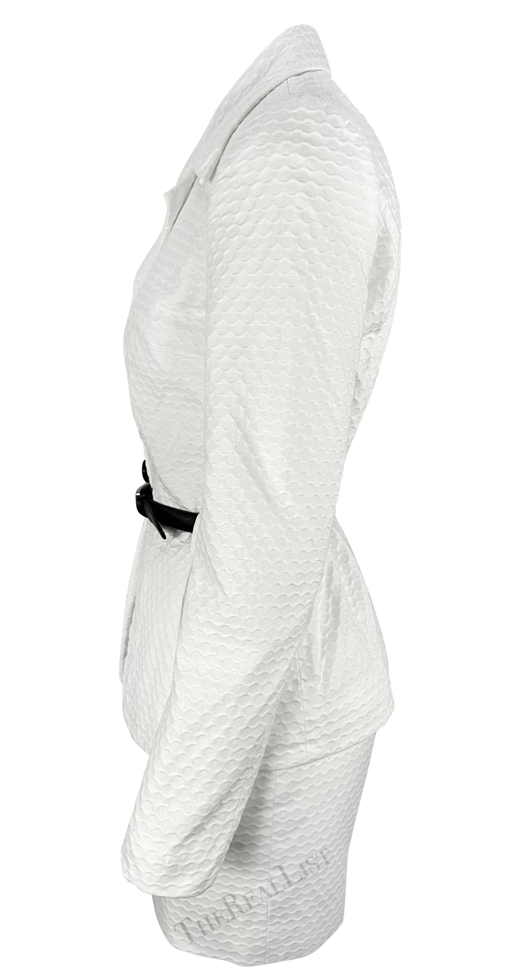 S/S 1995 Dolce & Gabbana - Combinaison avec mini-jupe ceinturée en tricot gaufré blanc Pour femmes en vente