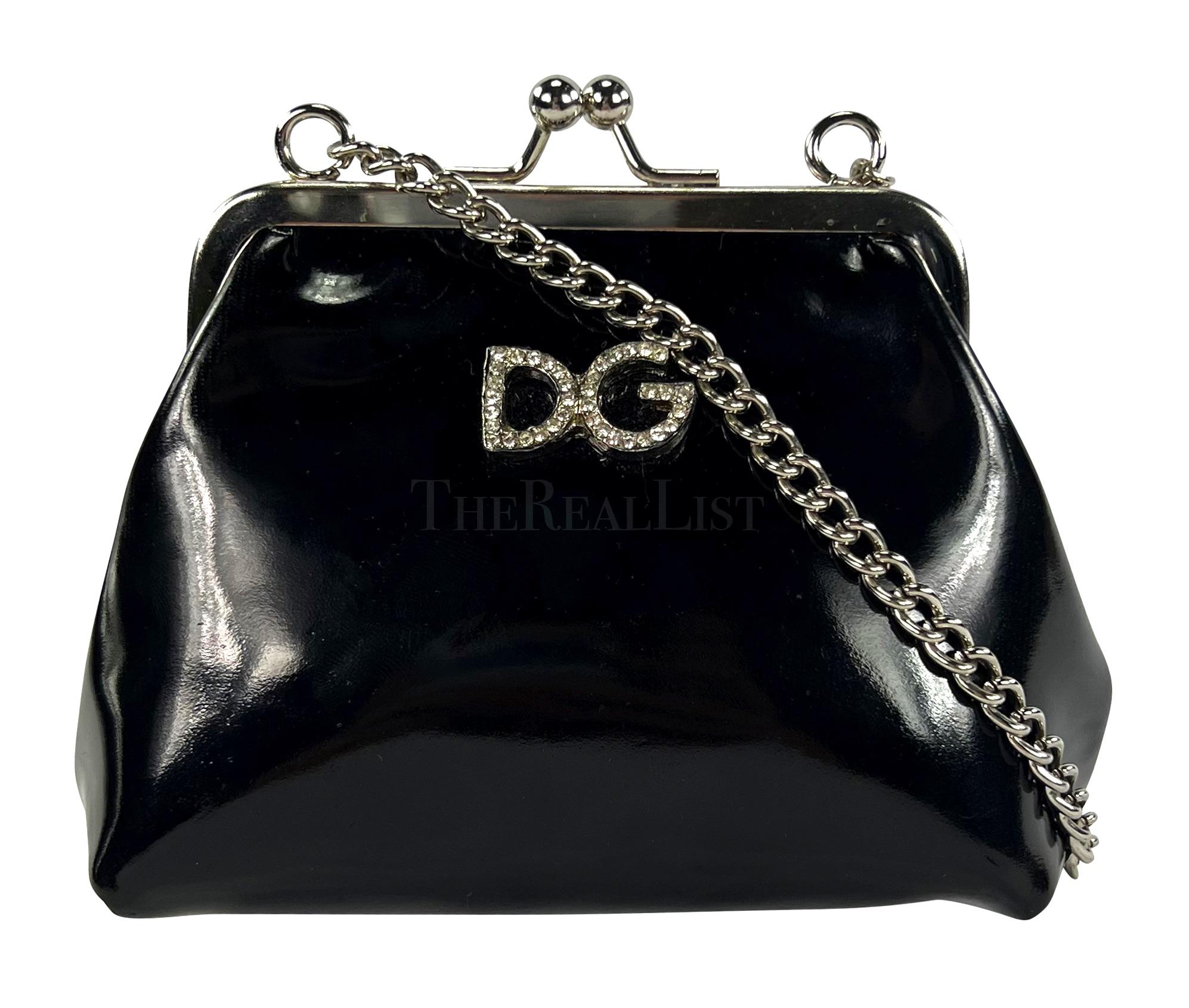 Presenting an incredible mini black patent leather Dolce & Gabbana kiss-lock bag. Discover the captivating charm of the mini black patent leather Dolce & Gabbana kiss-lock bag. Making its debut on the Spring/Summer 1995 runway, this bag drew