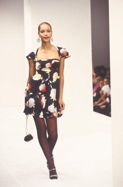 Mini falda acampanada de satén negro con estampado floral de Dolce & Gabbana, temporada primavera-verano 1995, IT38