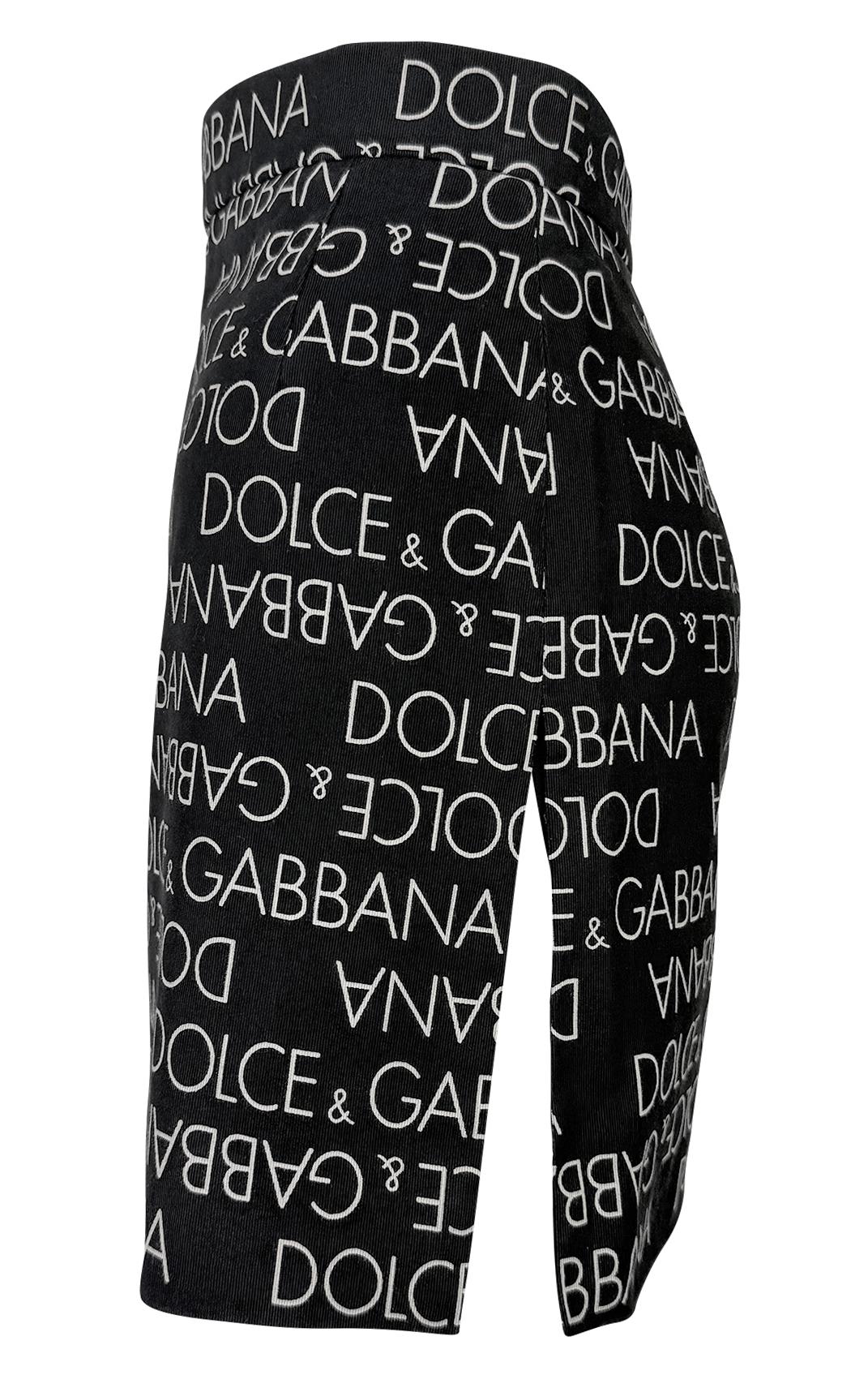 P/E 1995 Dolce & Gabbana: minigonna in cotone nero con logo e spacco alto In condizioni ottime in vendita a West Hollywood, CA