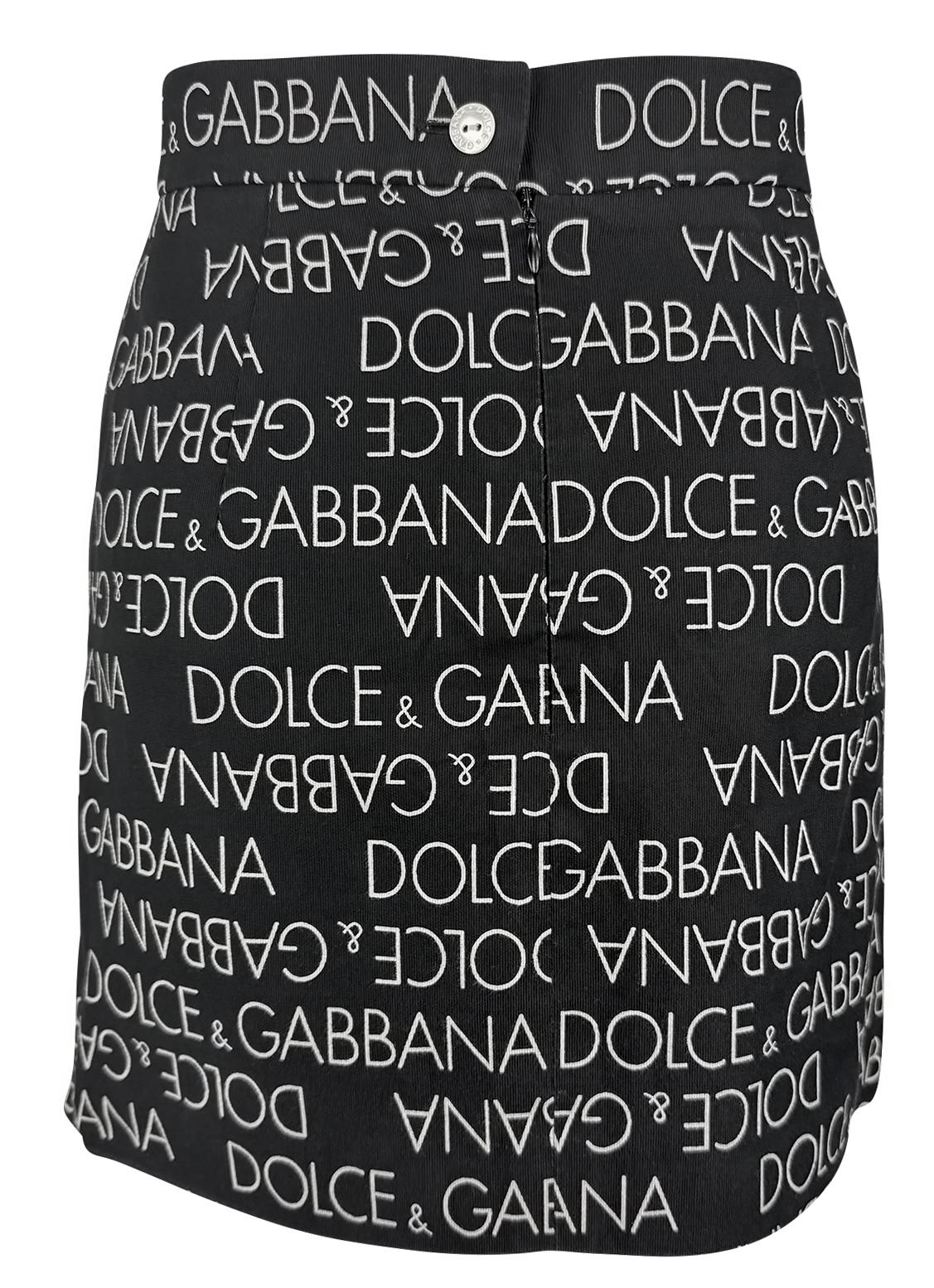 Donna P/E 1995 Dolce & Gabbana: minigonna in cotone nero con logo e spacco alto in vendita