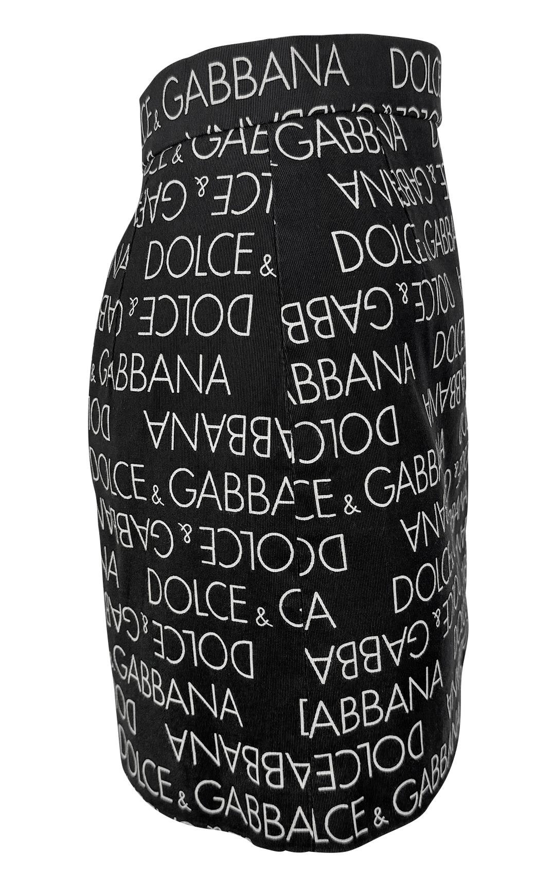 P/E 1995 Dolce & Gabbana: minigonna in cotone nero con logo e spacco alto in vendita 1
