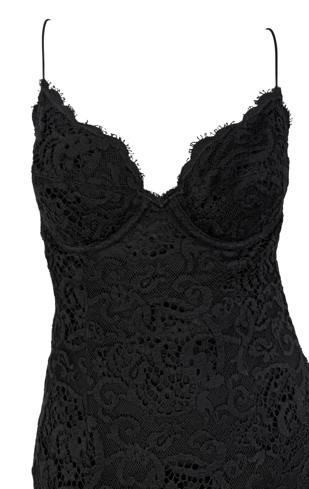 Dieses schwarze Spitzen-Slipkleid aus der Frühjahr/Sommer-Kollektion 1995 von Donna Karan zeichnet sich durch zarte Blumenspitze und eine kurvenreiche Silhouette mit eingebautem Bustier aus. Mit dünnen Spaghetti-Trägern und einem überschnittenen