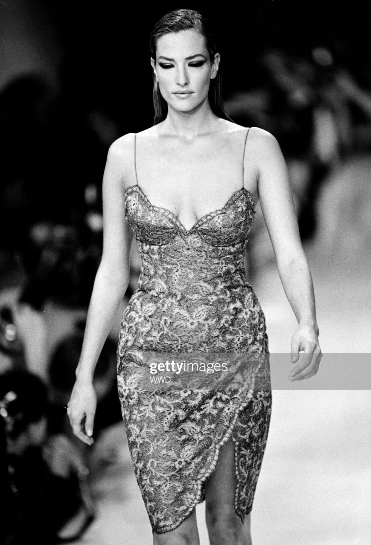 1995 Donna Karan Laufsteg Silbernes Spitzen-Wickelkleid im Wickelstil im Angebot 2