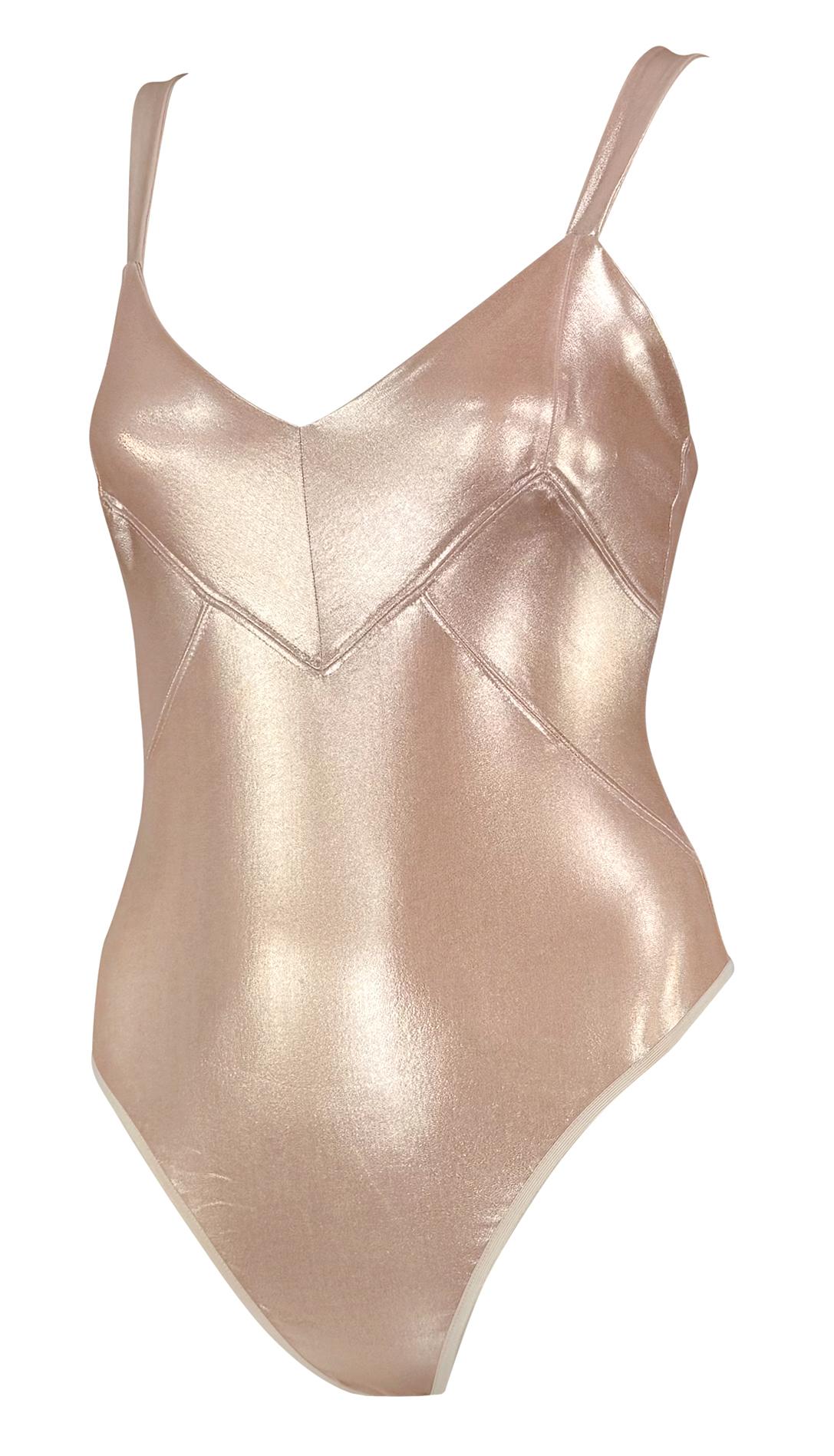 Dieses Frühjahr/Sommer 1995 Bodycon-Top von Donna Karan mit metallisch schimmerndem, rosafarbenem Body ist aus einem dehnbaren, metallischen Stoff gefertigt, der sich an den Körper anschmiegt und die Figur mit einem subtilen Glanz akzentuiert. Der