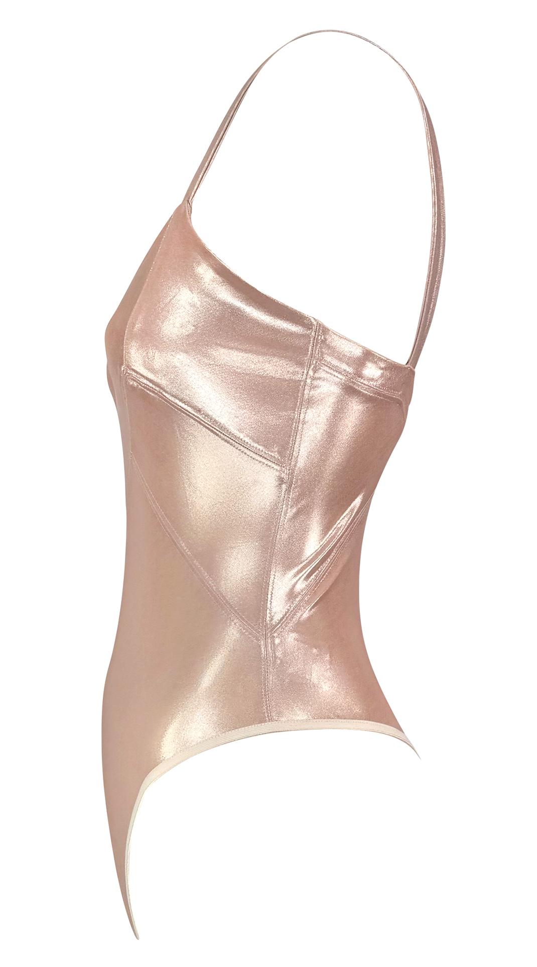 F/S 1995 Donna Karan Schimmerndes Metallic Blush Pink Bodycon Stretch Bodysuit Top (Beige) im Angebot