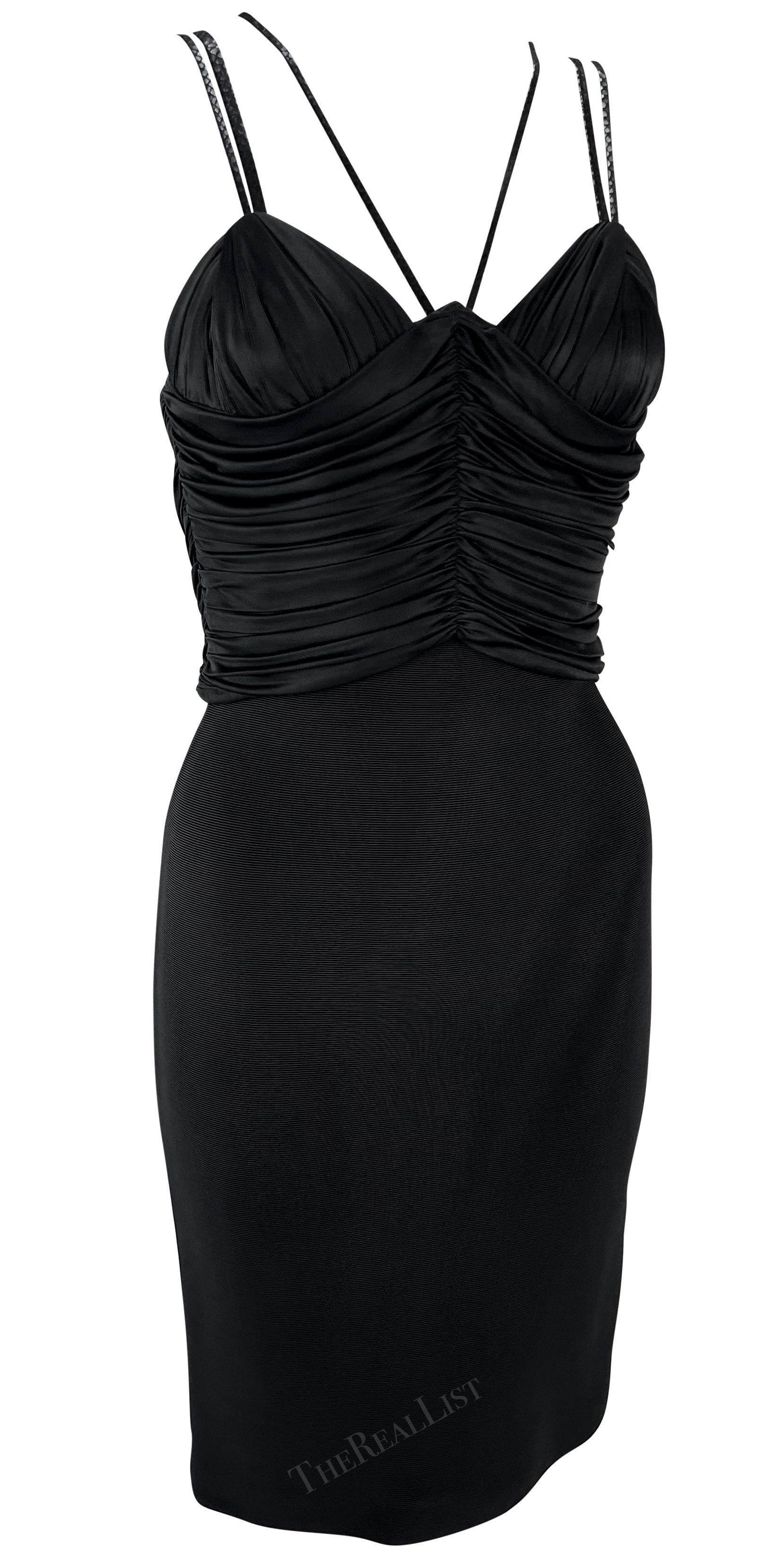 Nous vous présentons une fabuleuse mini robe noire de Gianni Versace, créée par Gianni Versace pour la collection printemps/été 1995. Cette petite robe noire chic présente des fronces au niveau du buste et de la taille, des bretelles spaghetti en