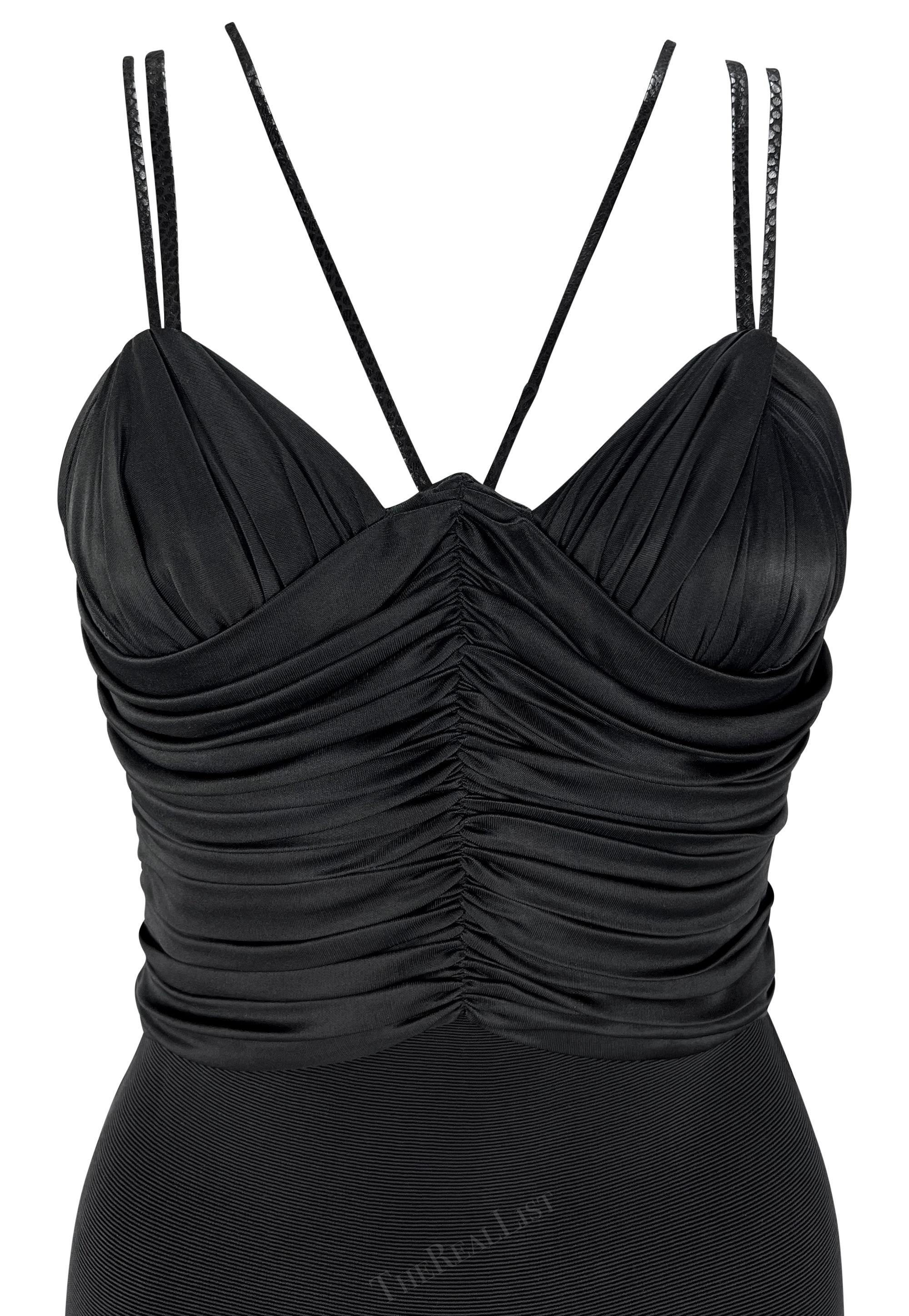 Te presentamos un fabuloso minivestido negro de Gianni Versace, diseñado por Gianni Versace para la colección Primavera/Verano 1995. Este elegante vestidito negro tiene fruncidos en el pecho y la cintura, tirantes finos de piel de pitón, espalda al