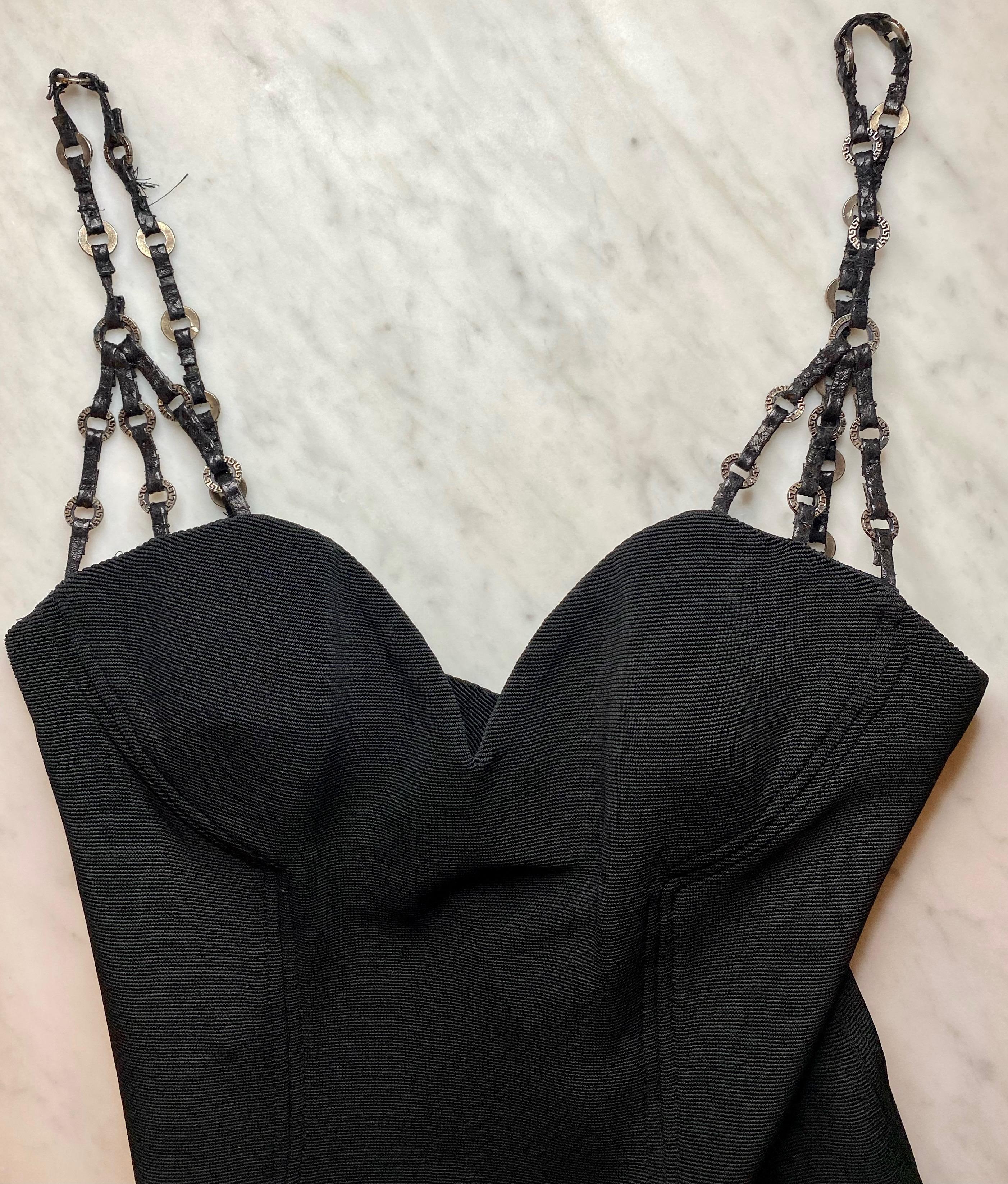 S/S 1995 Gianni Versace Couture Robe stretch bodycon noire Anneau en cuir et métal Pour femmes en vente