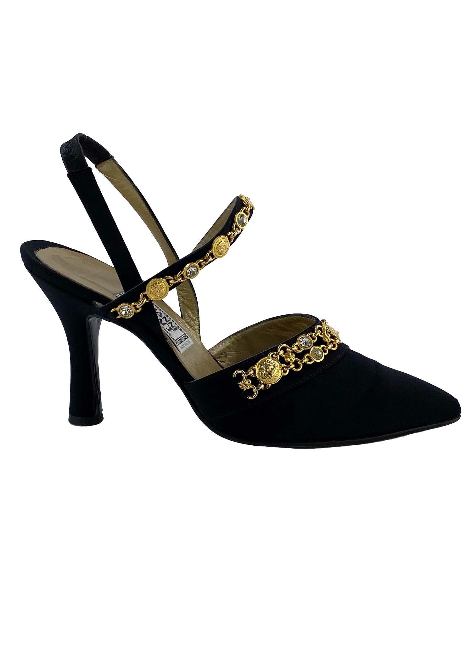 Nous vous présentons une superbe paire de chaussures Gianni Versace, créée par le créateur de la maison lui-même. Cette fabuleuse paire de talons à bride en satin est parfaitement rehaussée de médaillons Versace Medusa dorés et de chaînes en strass.