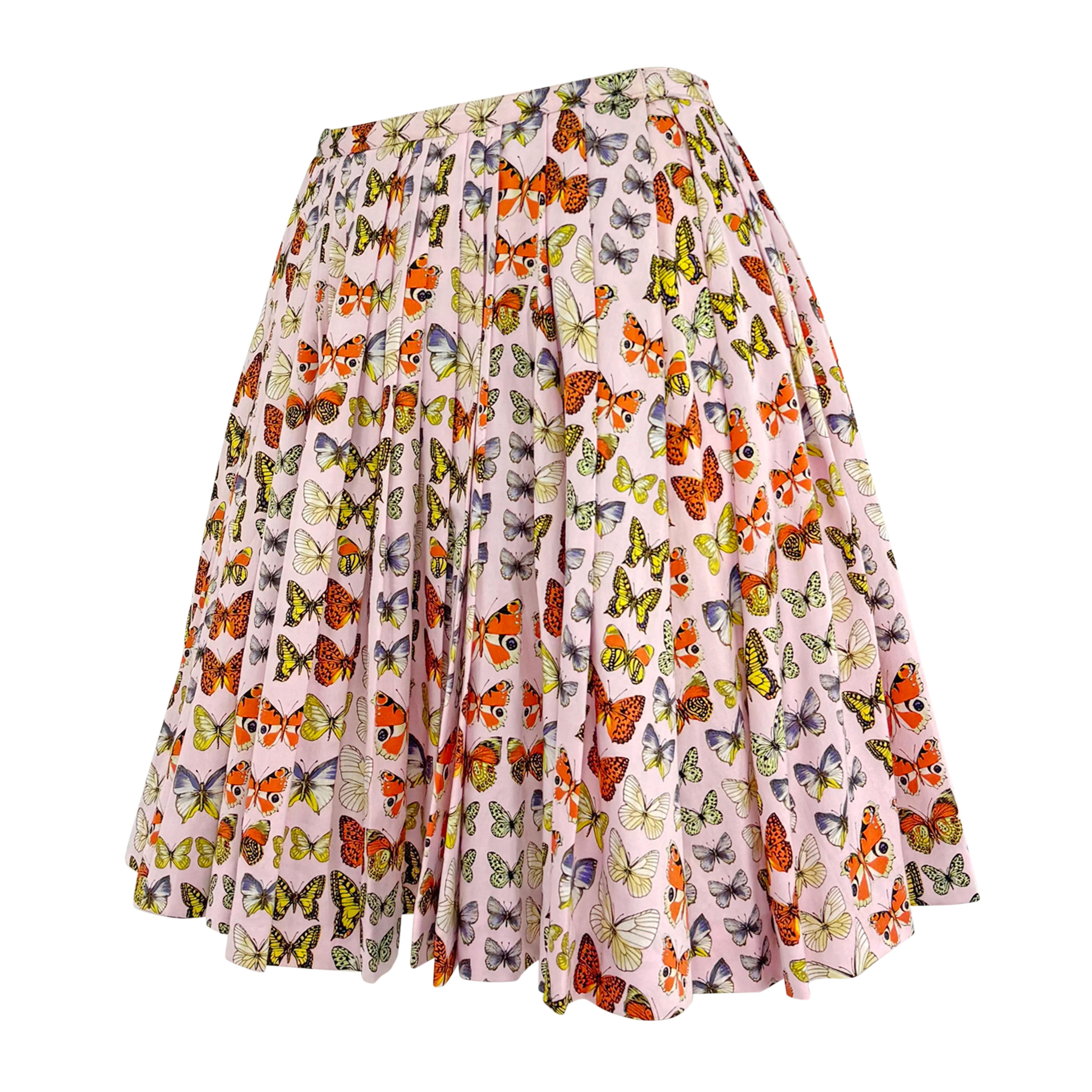 Prototipo de la colección Primavera/Verano 1995 de Gianni Versace, esta falda plisada presenta una suave base rosa cubierta de un vibrante estampado de mariposas y polillas. Con reminiscencias de la colección Primavera/Verano 1937 de Elsa
