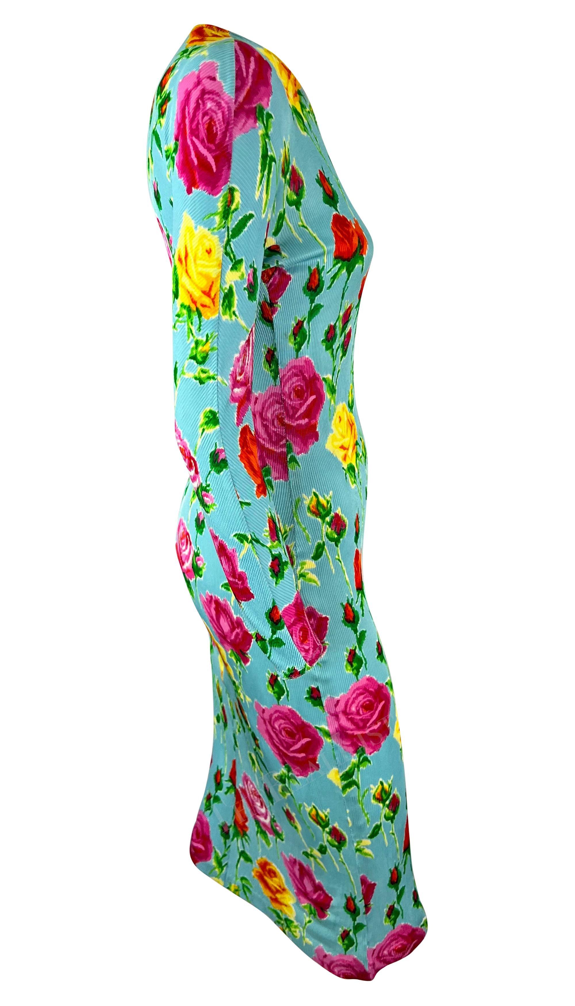 S/S 1995 - Gianni Versace Runway - Robe moulante côtelée à fleurs bleu pâle Bon état - En vente à West Hollywood, CA
