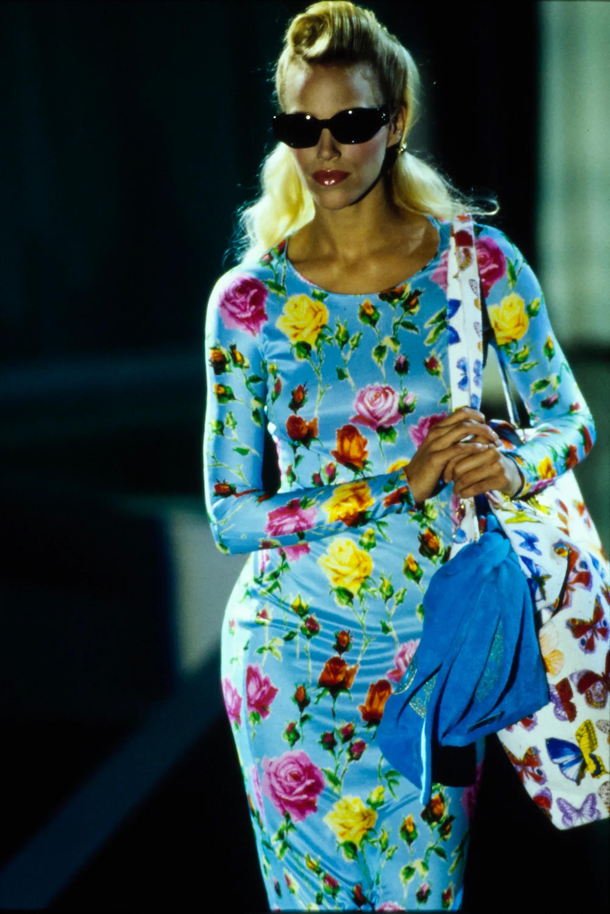 S/S 1995 - Gianni Versace Runway - Robe moulante côtelée à fleurs bleu pâle Pour femmes en vente