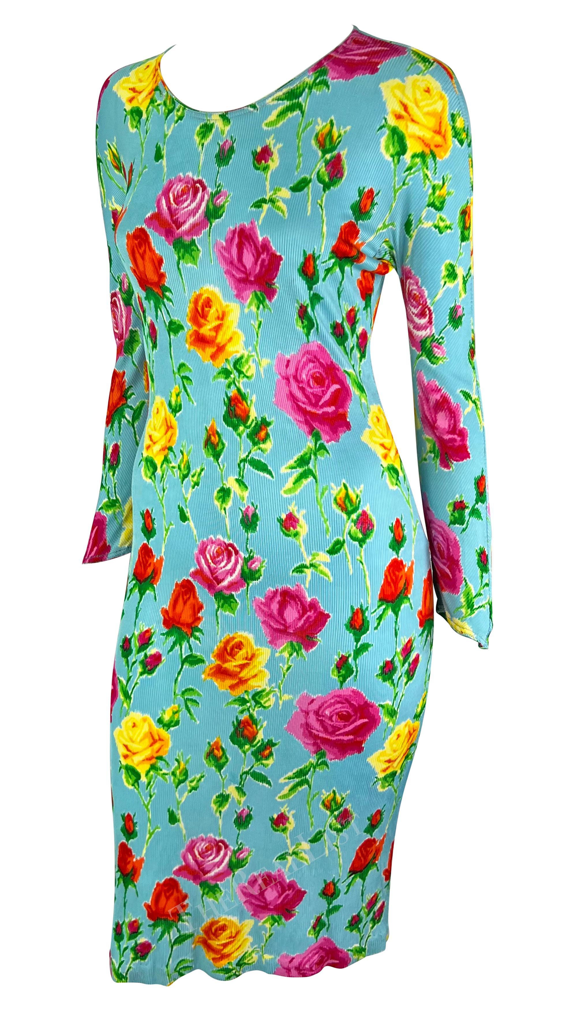 S/S 1995 - Gianni Versace Runway - Robe moulante côtelée à fleurs bleu pâle en vente 1