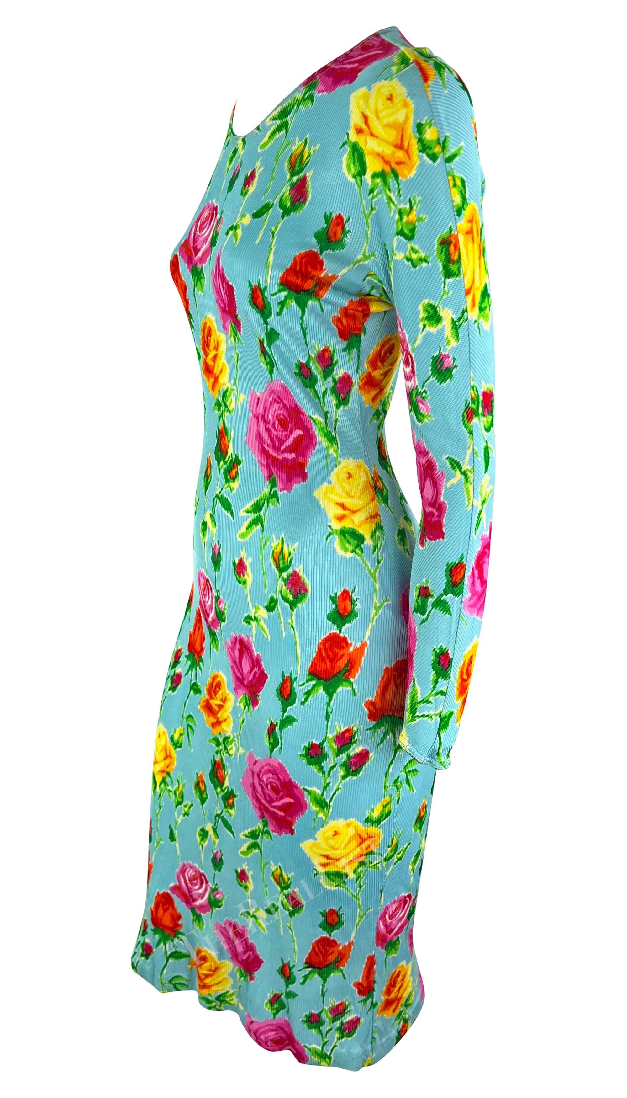 S/S 1995 - Gianni Versace Runway - Robe moulante côtelée à fleurs bleu pâle en vente 2