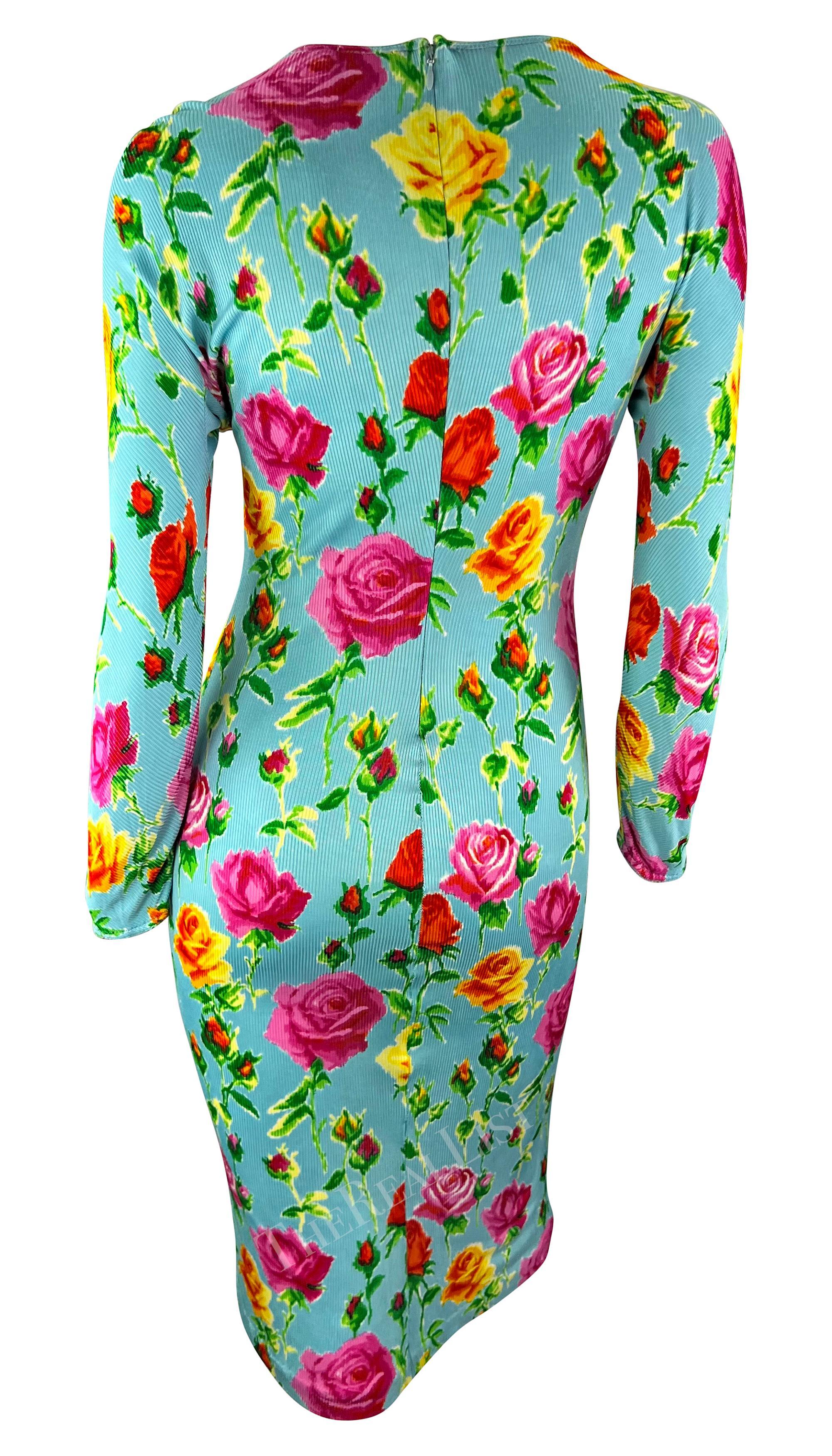 S/S 1995 - Gianni Versace Runway - Robe moulante côtelée à fleurs bleu pâle en vente 3