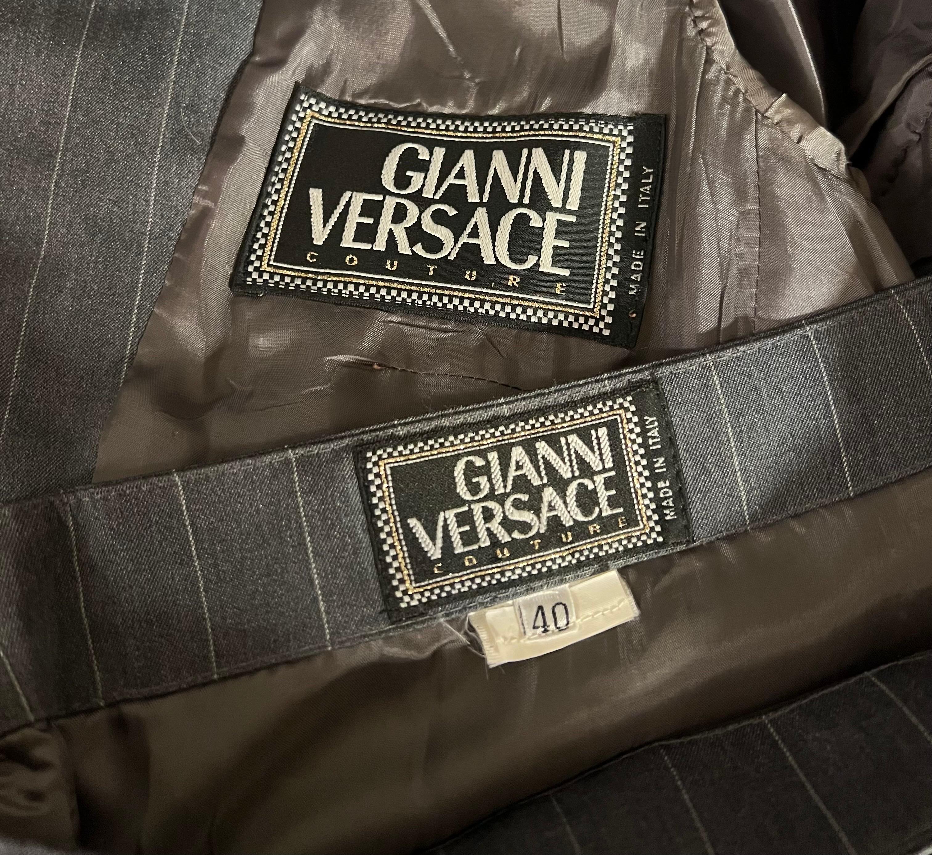 F/S 1995 Gianni Versace Laufsteg Grauer Nadelstreifen-Anzug mit Medusa-Medaillon-Rock und Rock im Angebot 7