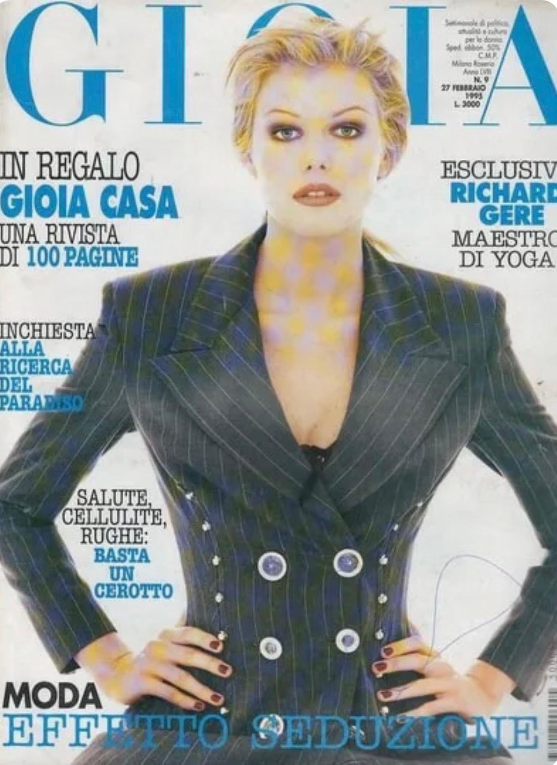F/S 1995 Gianni Versace Laufsteg Grauer Nadelstreifen-Anzug mit Medusa-Medaillon-Rock und Rock für Damen oder Herren im Angebot