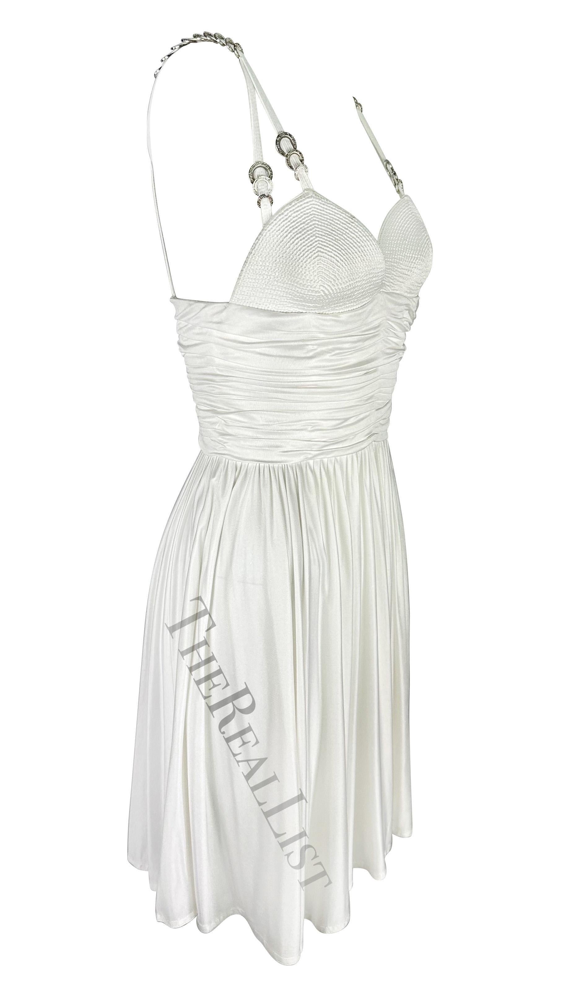 F/S 1995 Gianni Versace Laufsteg Gerüschtes, ausgestelltes, weißes Minikleid im Angebot 5