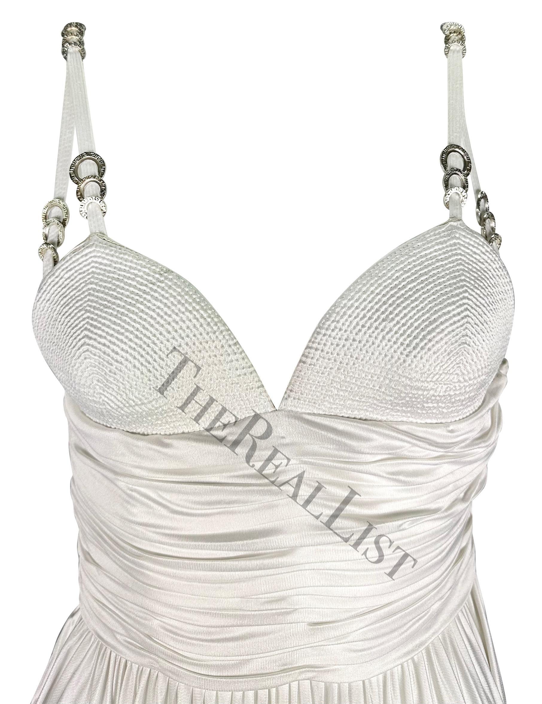 F/S 1995 Gianni Versace Laufsteg Gerüschtes, ausgestelltes, weißes Minikleid im Angebot 4