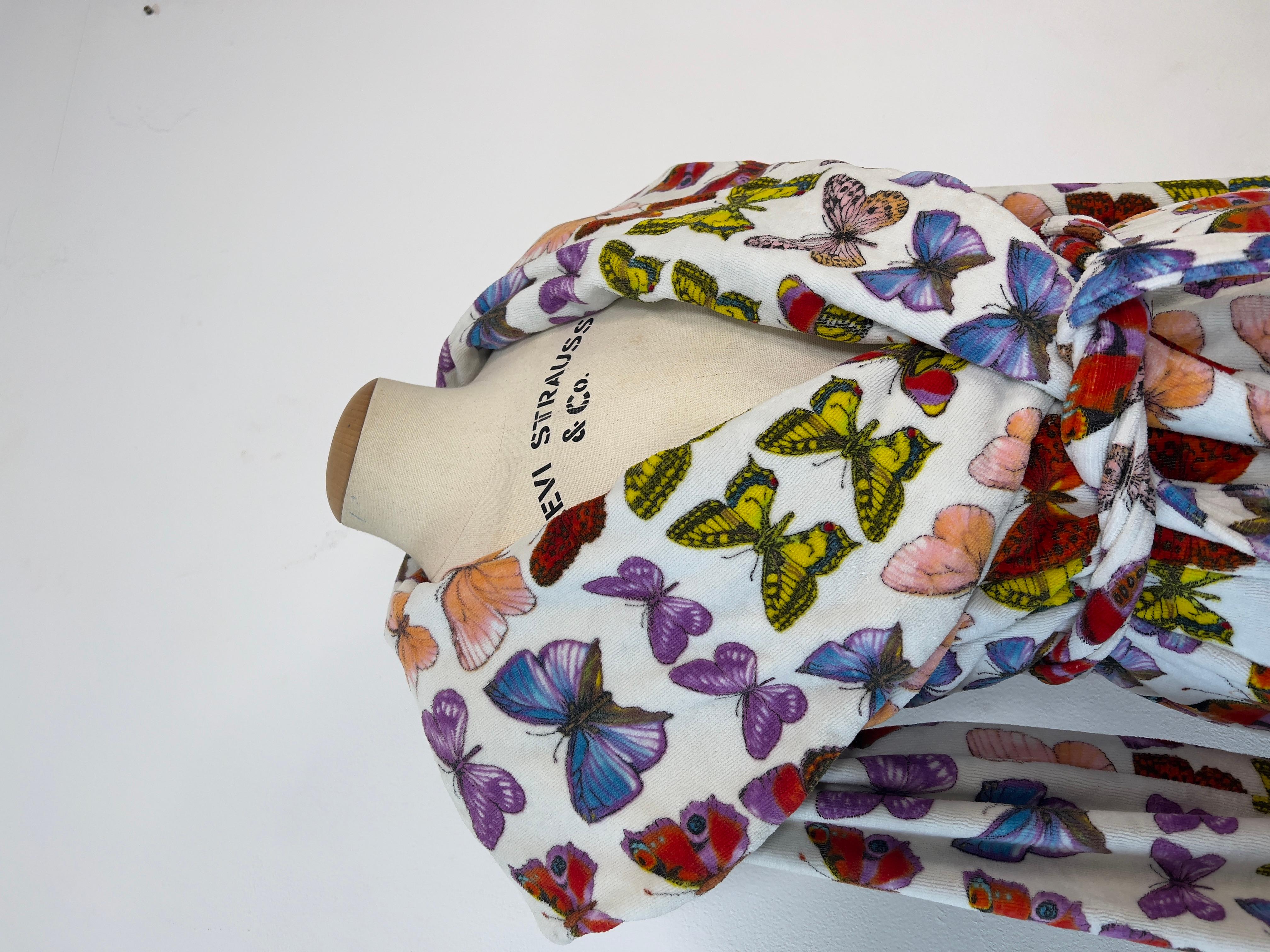 Bademantel aus Baumwolle im 90er-Jahre-Stil von Gianni Versace mit dem kultigen Schmetterlingsprint. Diese Robe war sowohl auf dem Laufsteg als auch auf den Werbefotos der Saison zu sehen. Der ikonische Druck wurde 2018 neu aufgelegt. Das Gewand