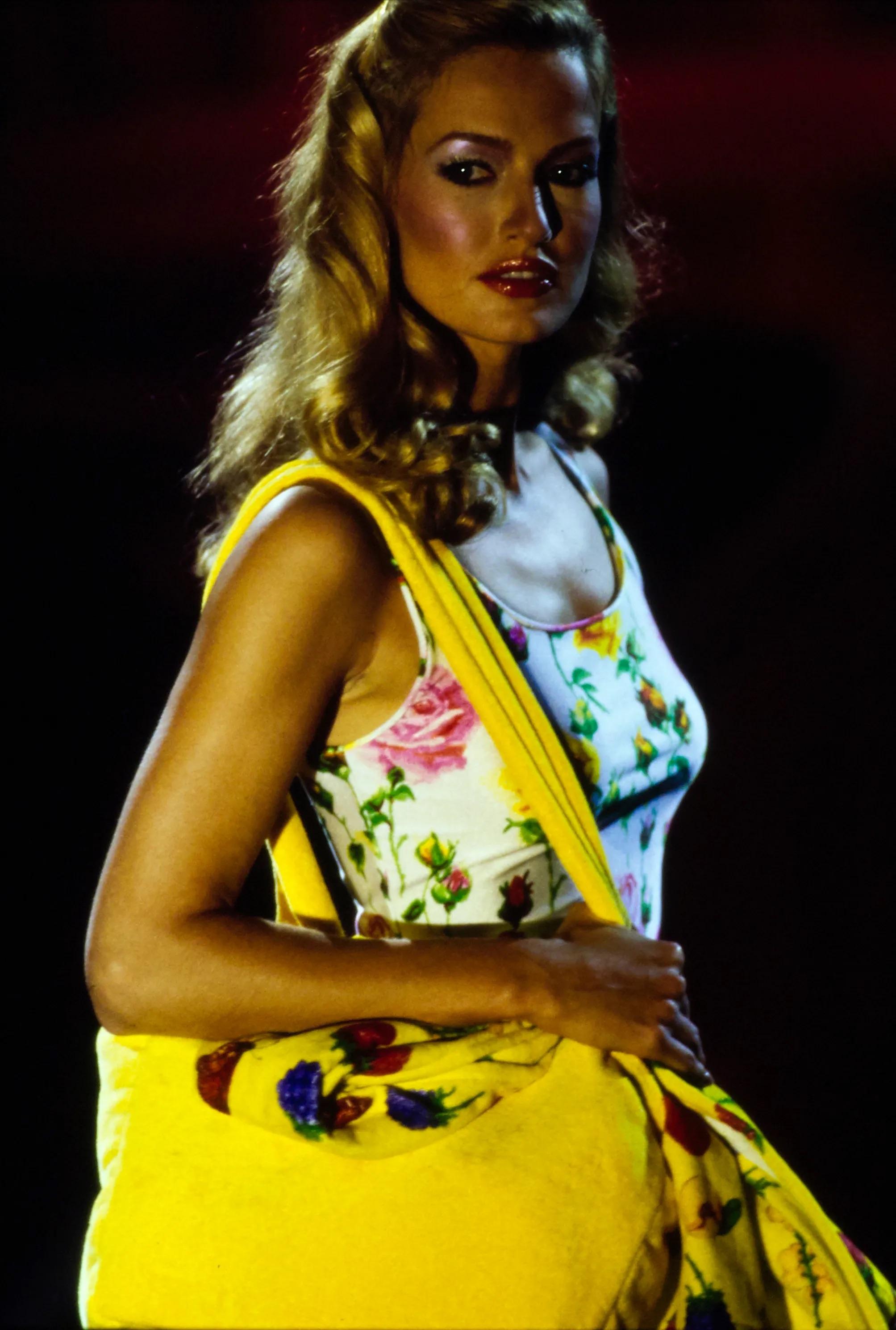 S/S 1995 - Gianni Versace Runway - Robe moulante blanche à fleurs roses en vente 1