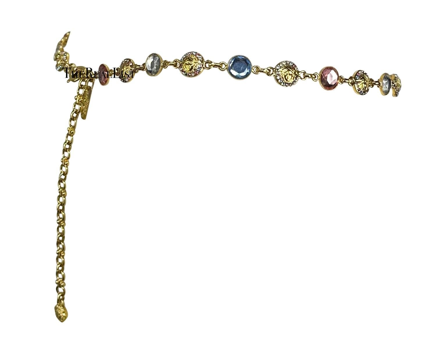 Oro P/E 1995 Gianni Versace Cintura sottile con catena Medusa con strass in tonalità oro in vendita