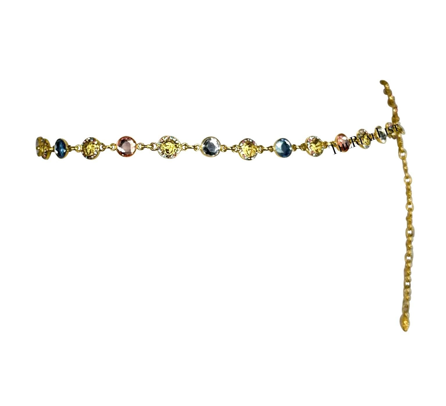 P/E 1995 Gianni Versace Cintura sottile con catena Medusa con strass in tonalità oro in vendita 3