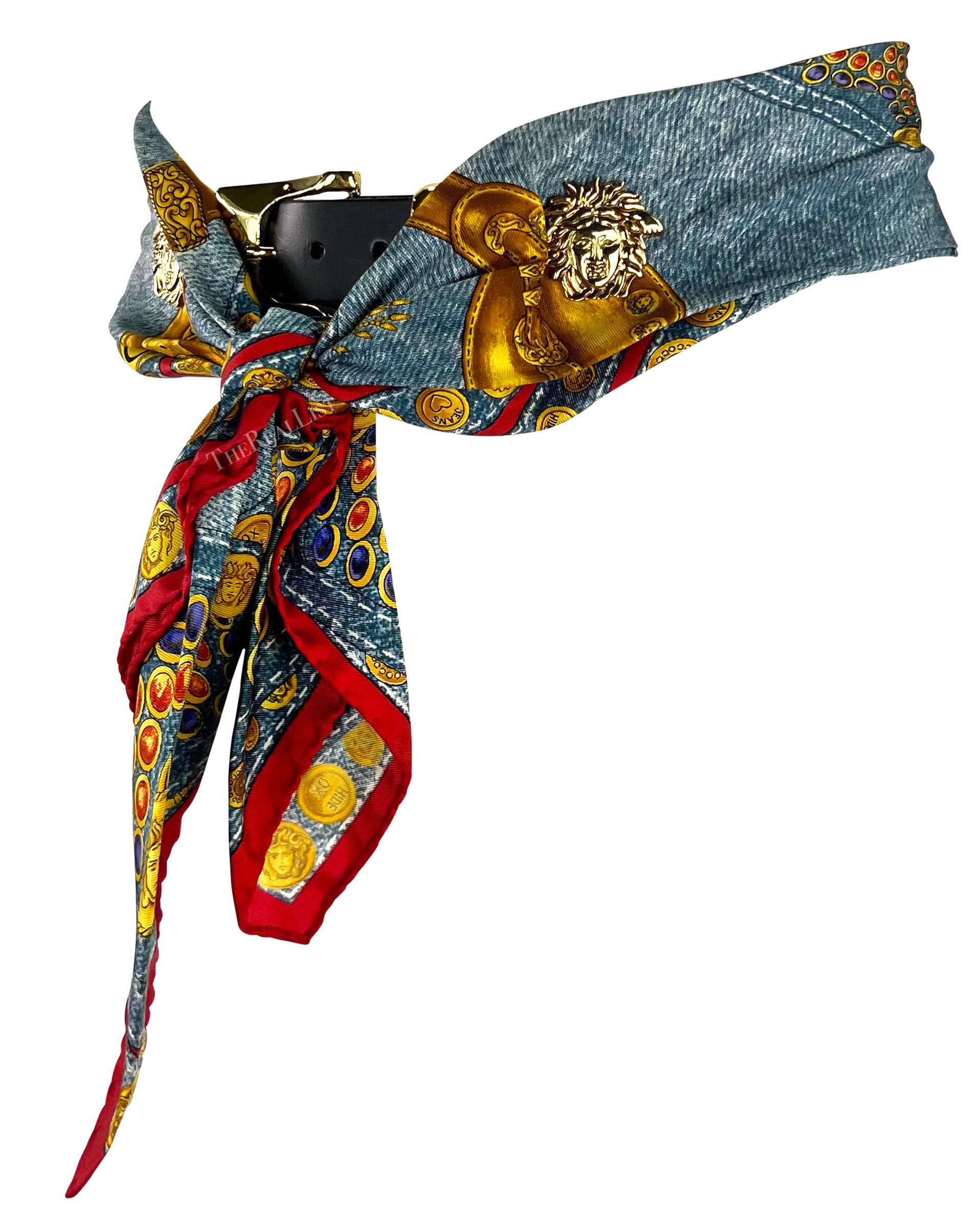 Cette ceinture-foulard en denim bleu est un modèle de la collection printemps-été 1995 de Gianni Versace, qui a notamment figuré dans la campagne publicitaire de la saison. Confectionnée en soie, cette ceinture d'influence occidentale est ornée de
