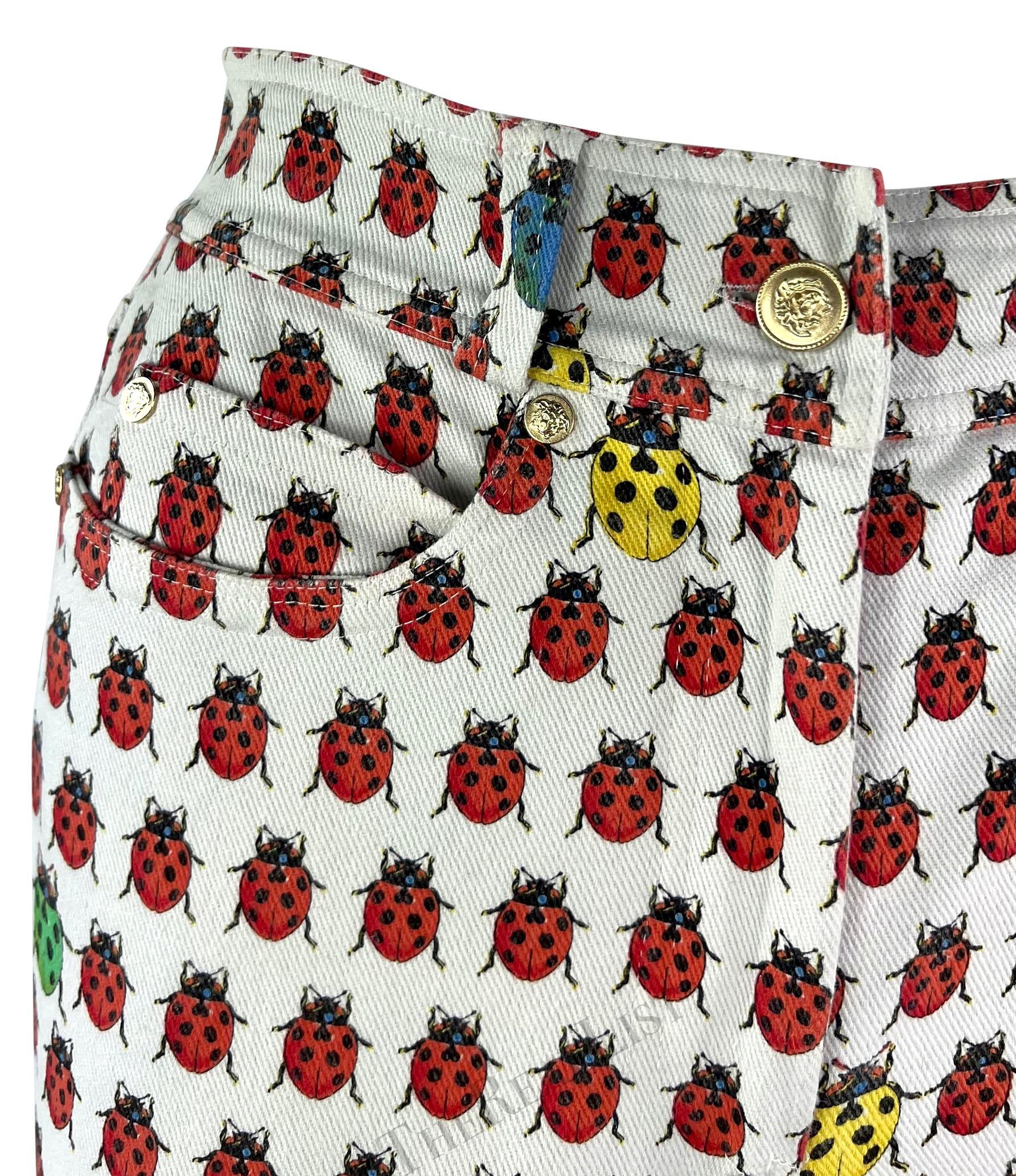 Blanc Pantalon en jean blanc Lady Bug Print Gianni Versace, P/E 1995 en vente