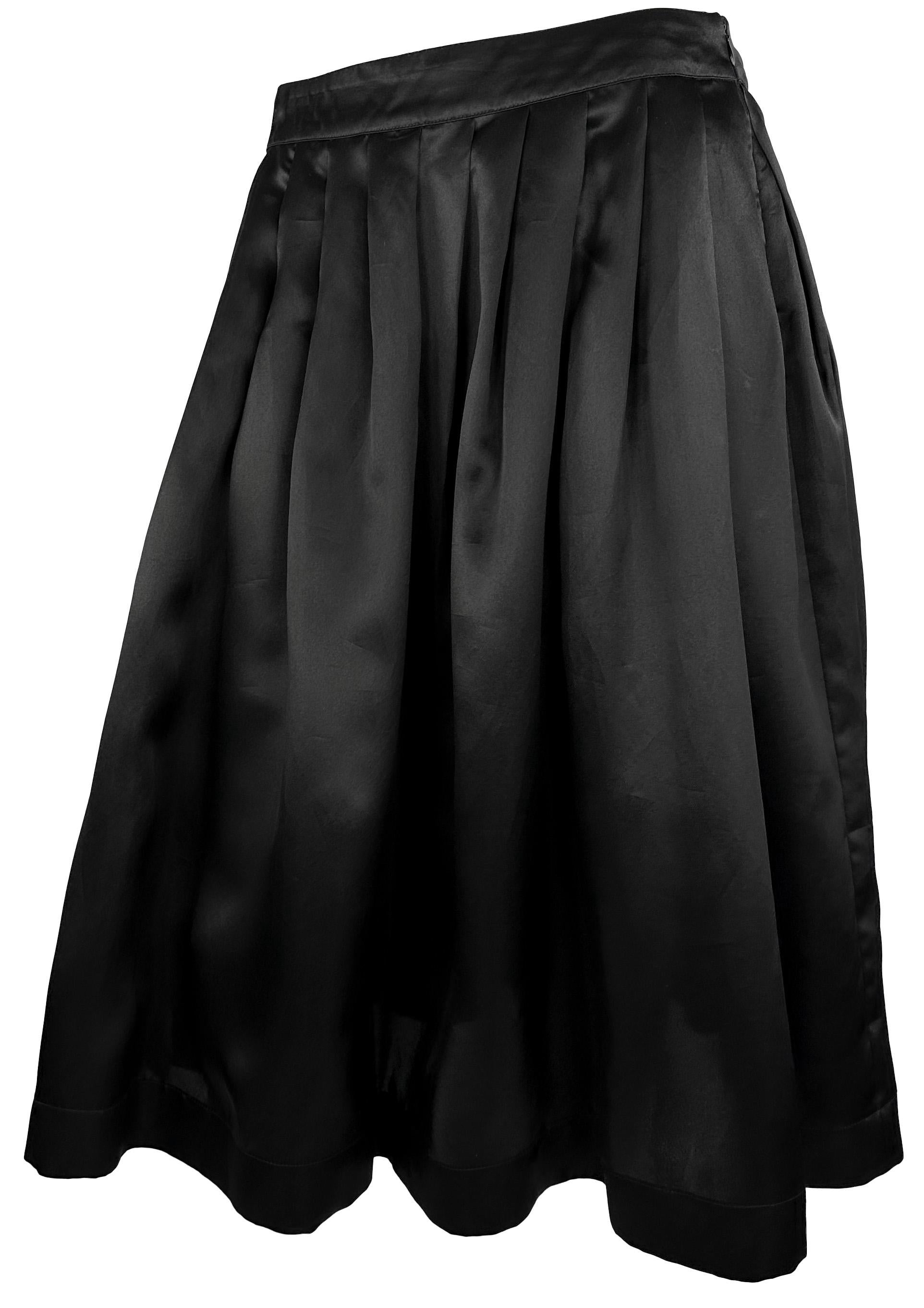 Noir S/S 1995 Gucci by Tom Ford Runway Jupe évasée plissée en satin de soie noir en vente