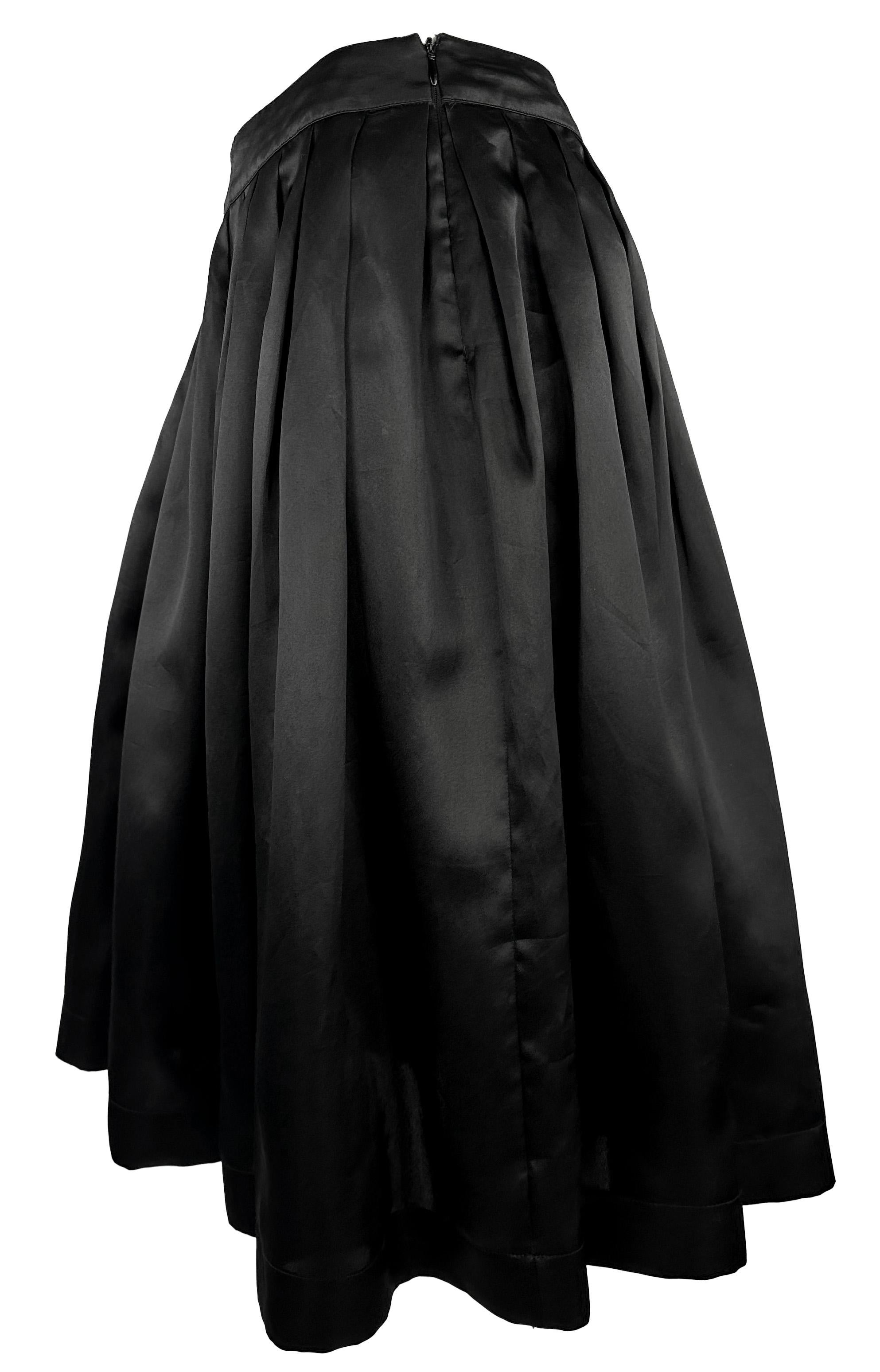 S/S 1995 Gucci by Tom Ford Runway Jupe évasée plissée en satin de soie noir Excellent état - En vente à West Hollywood, CA