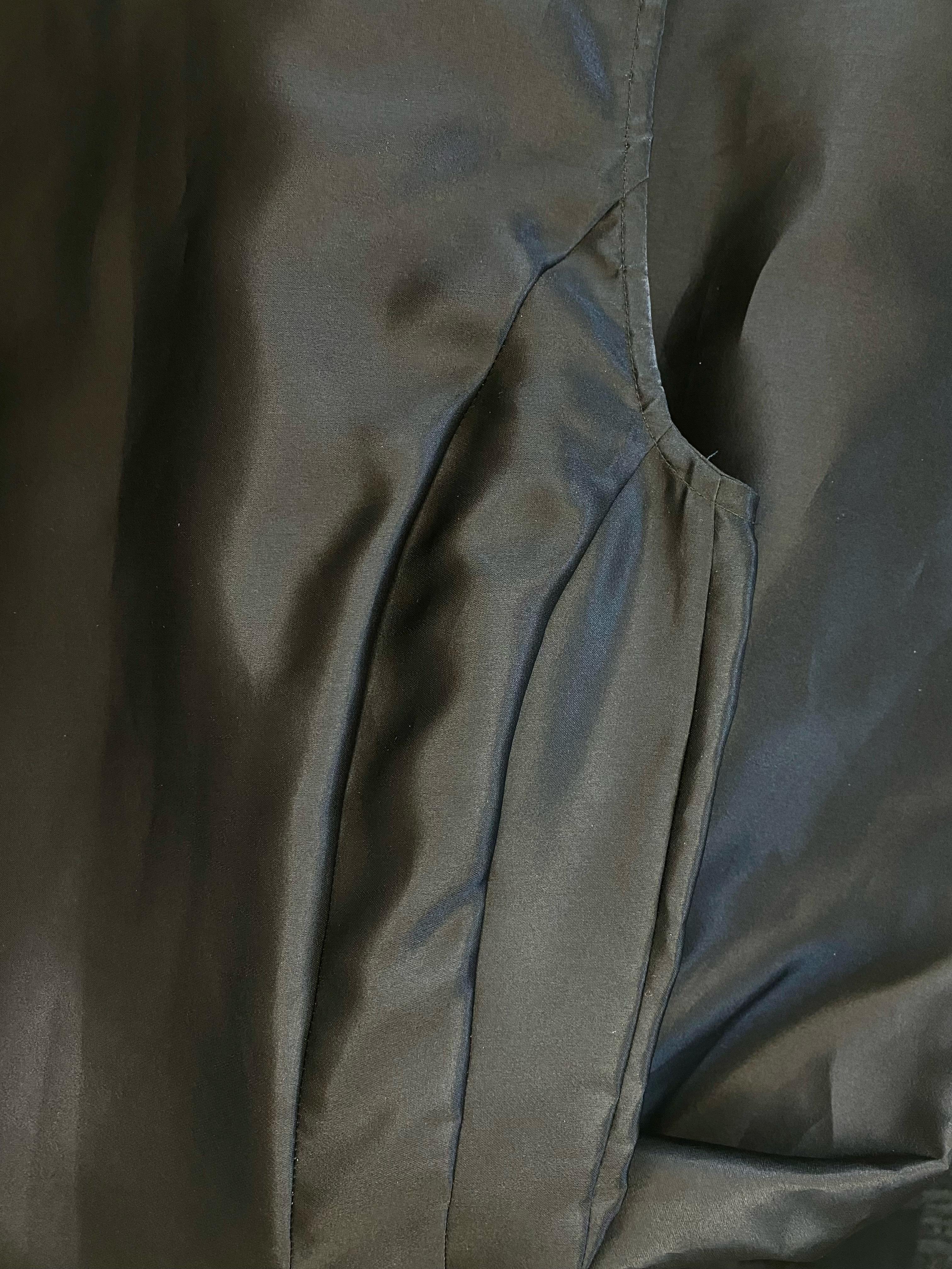 S/S 1995 Gucci by Tom Ford Runway Debut Structured Black Silk Dress (Robe en soie structurée noire) Pour femmes en vente