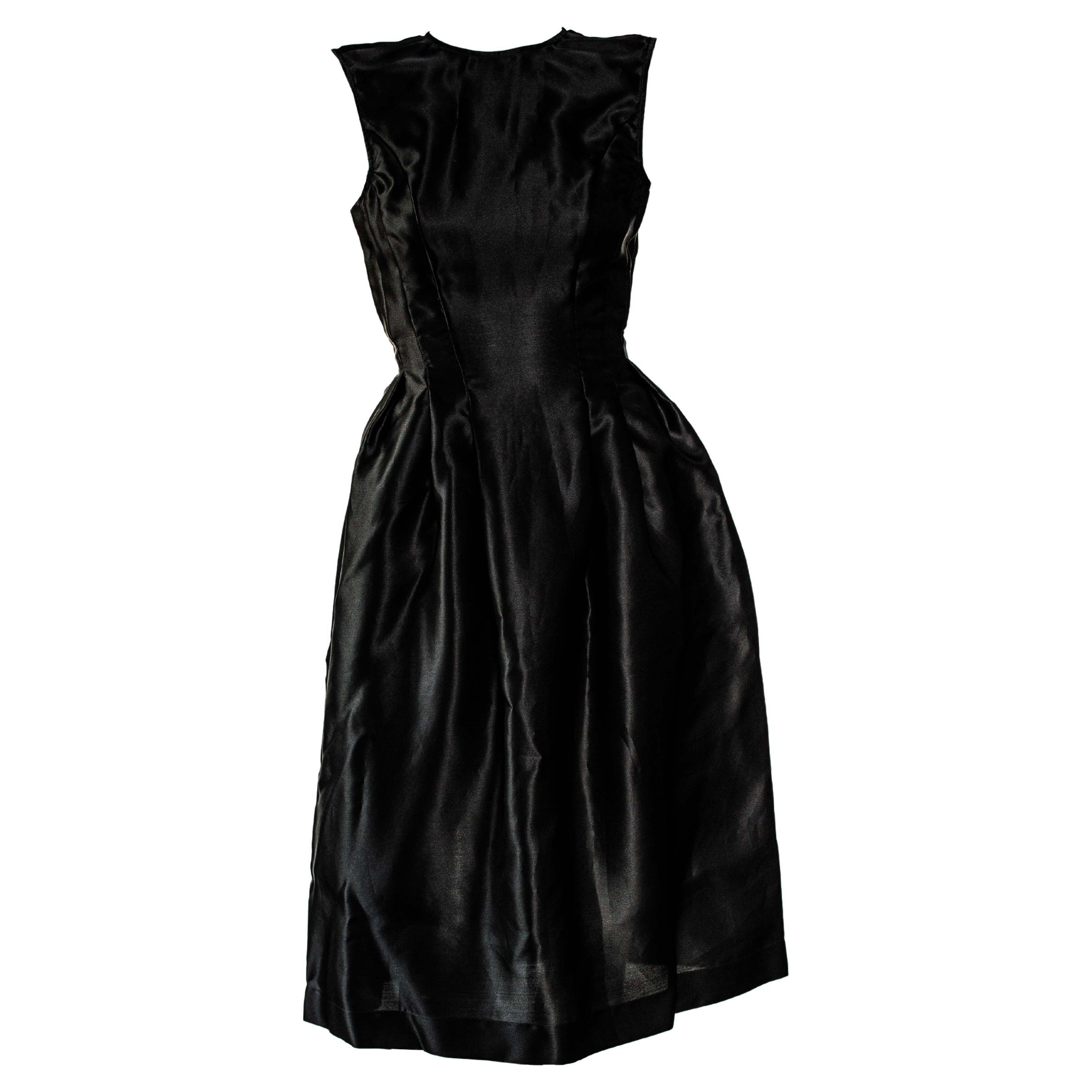 F/S 1995 Gucci by Tom Ford Laufsteg Debut Strukturiertes schwarzes Seidenkleid