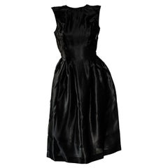 F/S 1995 Gucci by Tom Ford Laufsteg Debut Strukturiertes schwarzes Seidenkleid