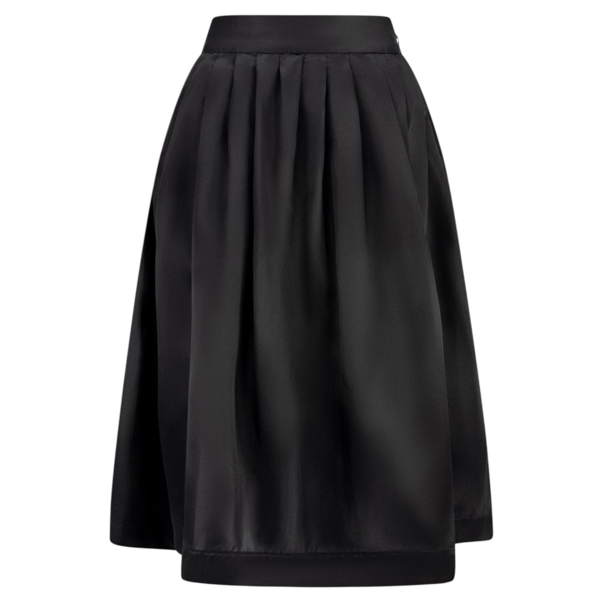 Collezione Primavera/Estate 1995 di Gucci by Tom Ford: gonna svasata in taffetà di seta nero plissettato, vista in passerella, taglia 38IT